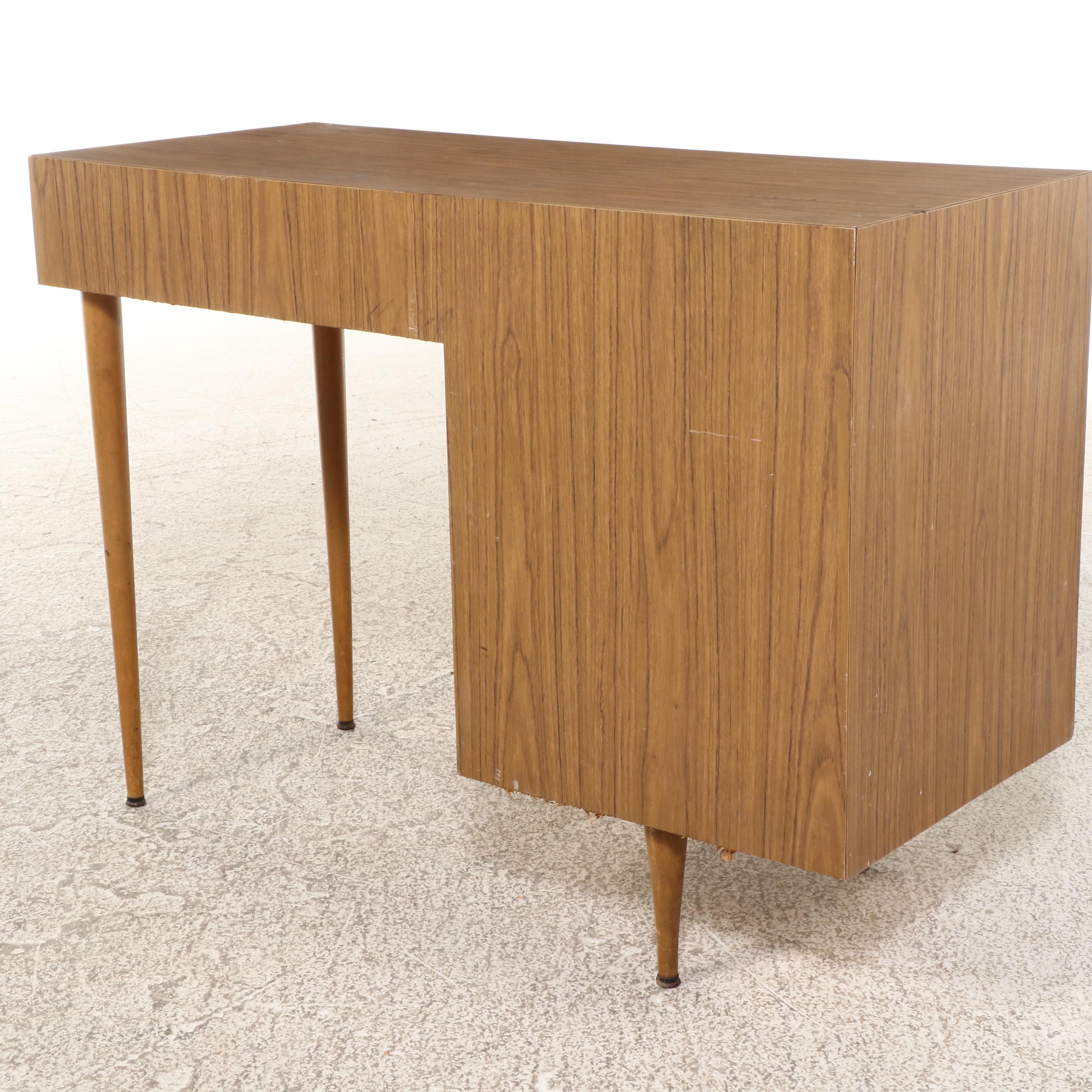 Mid Century Modern Walnut Finish Desk, Mid to Late 20th Century