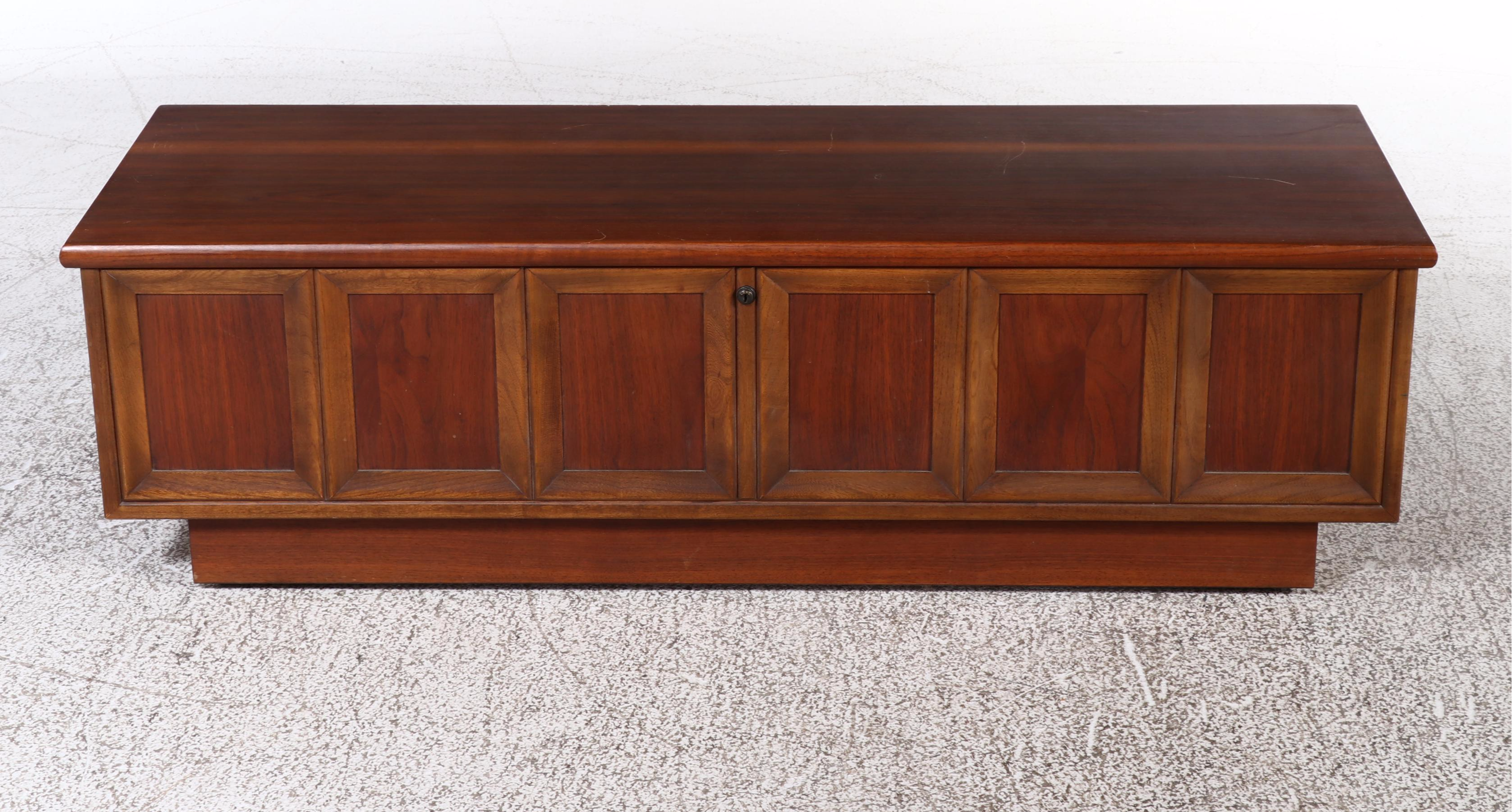 Mid Century Modern Style Lane Cedar Lined Chest, Mid to Late 20th Century