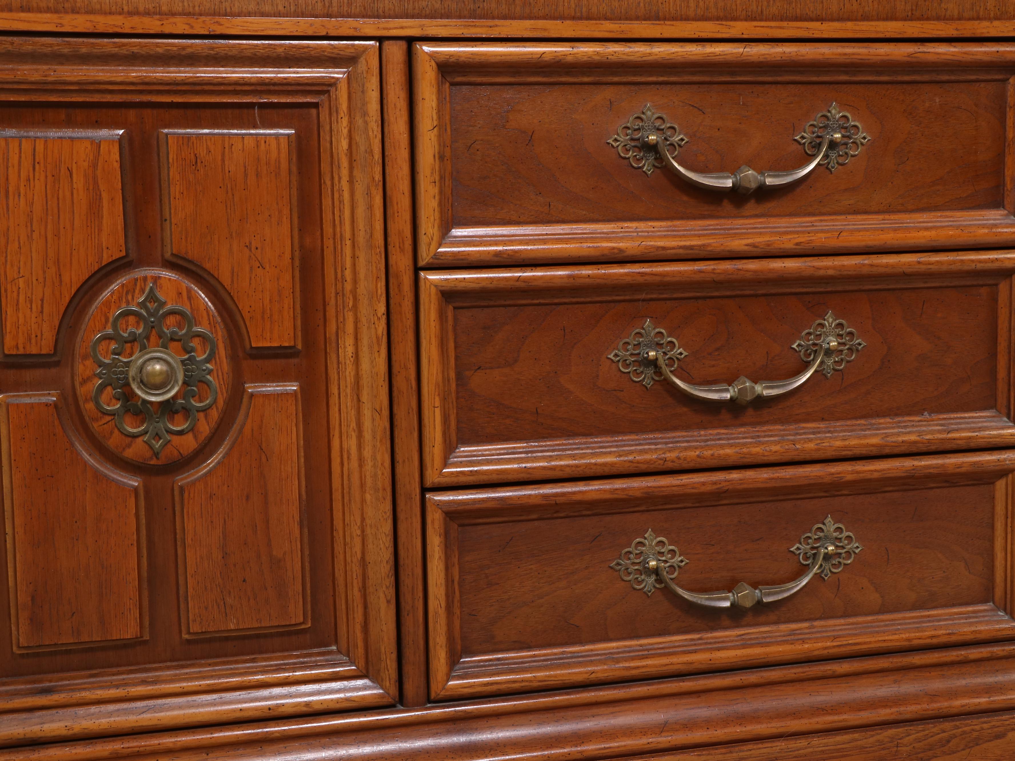 Kroehler Custom Crafted Wooden China Cabinet, Mid to Late 20th Century