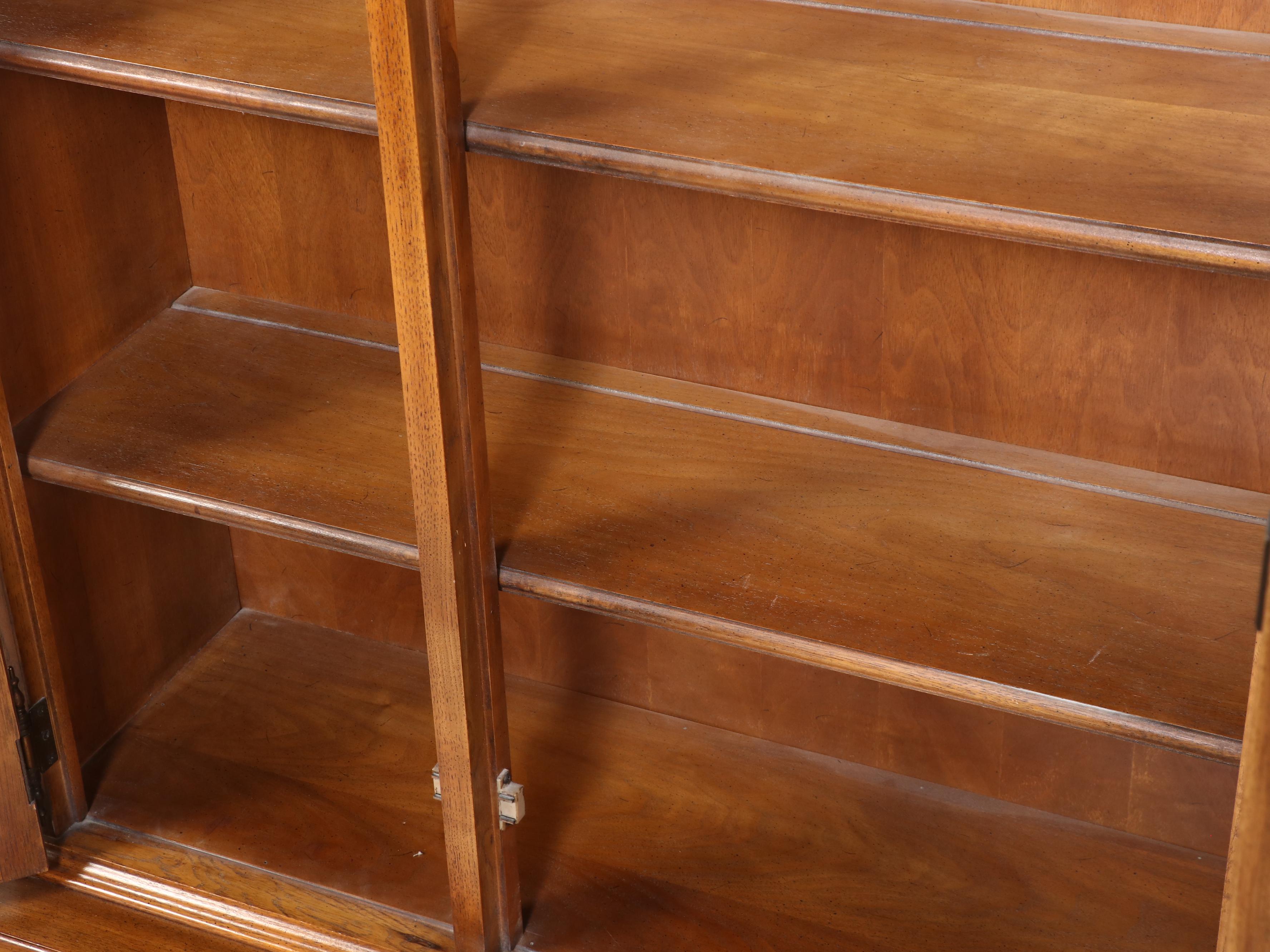 Kroehler Custom Crafted Wooden China Cabinet, Mid to Late 20th Century