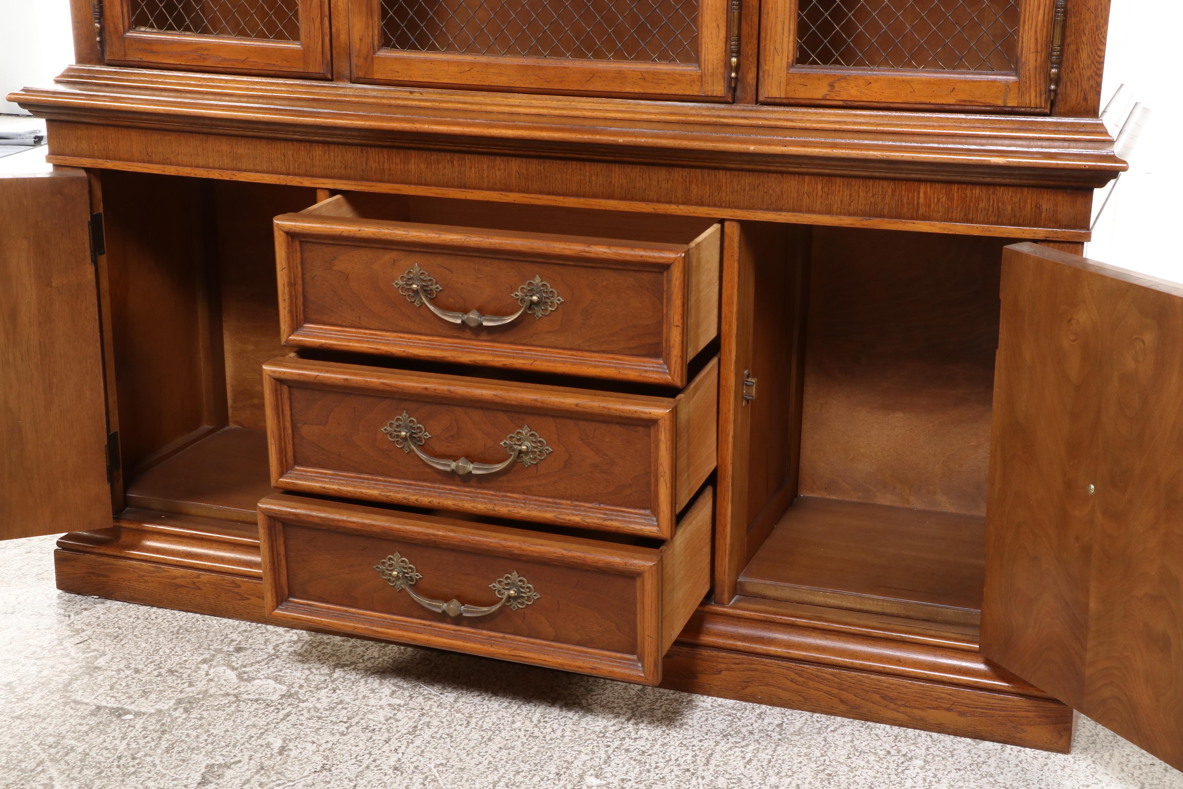 Kroehler Custom Crafted Wooden China Cabinet, Mid to Late 20th Century