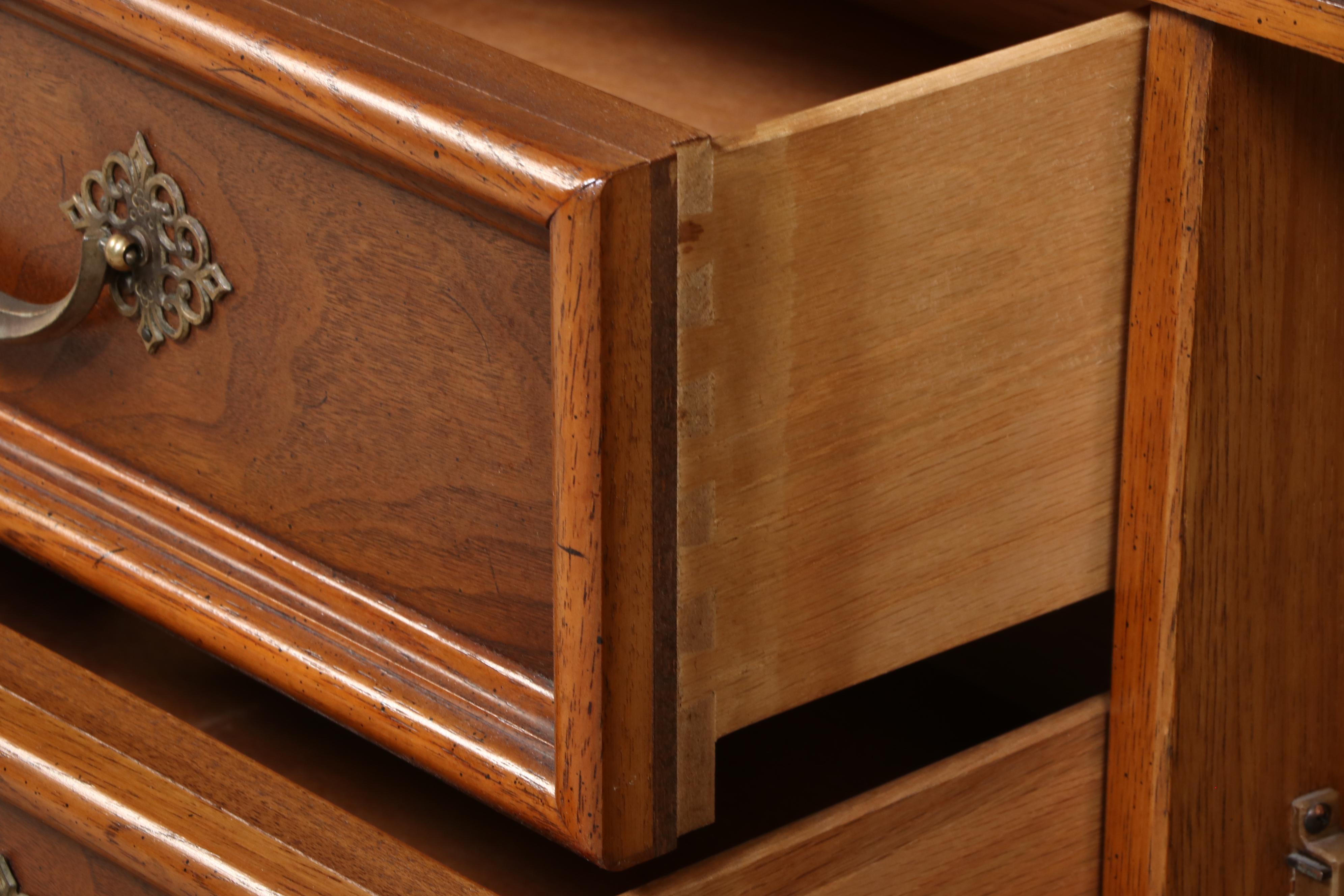 Kroehler Custom Crafted Wooden China Cabinet, Mid to Late 20th Century