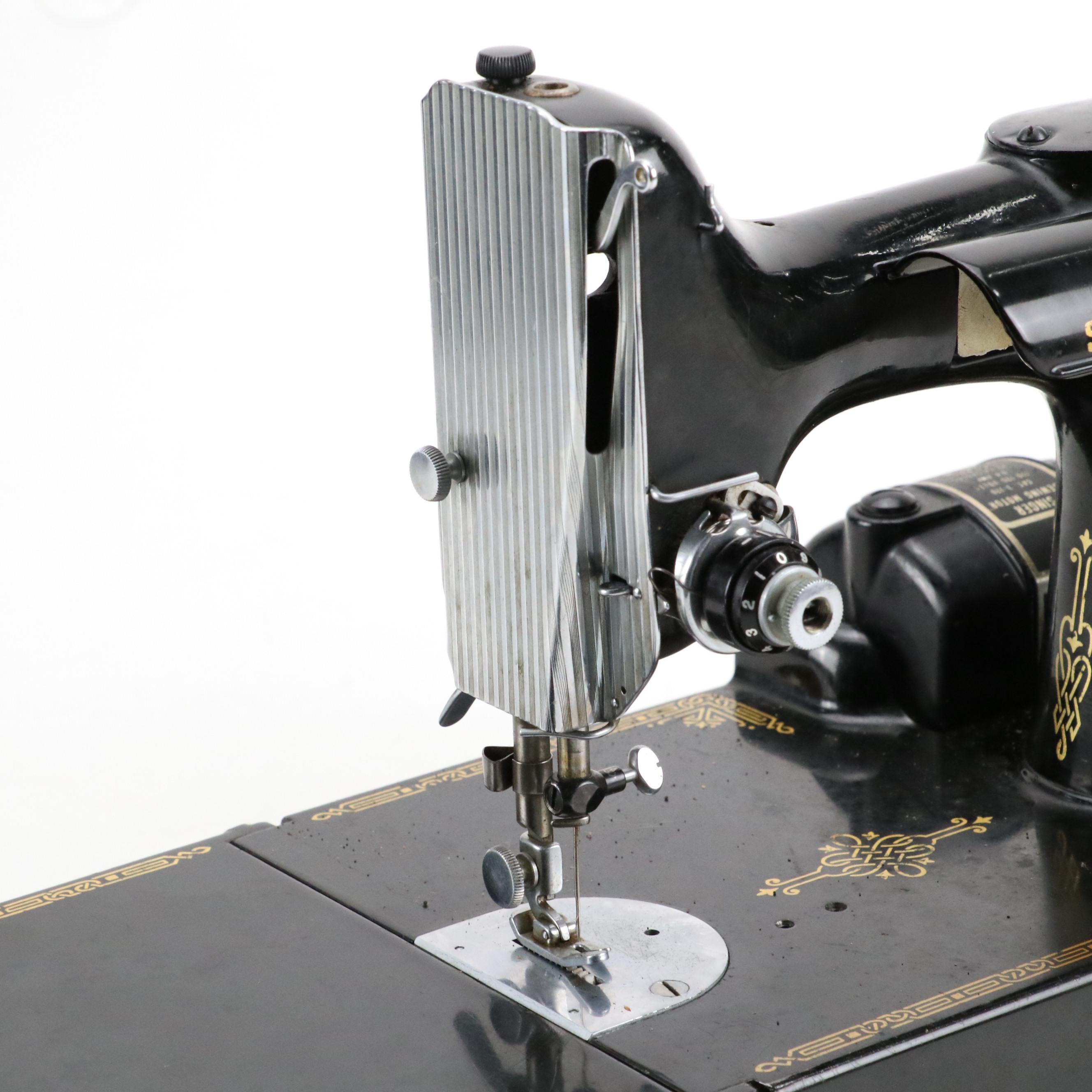 Singer Featherweight Sewing Machine with Case