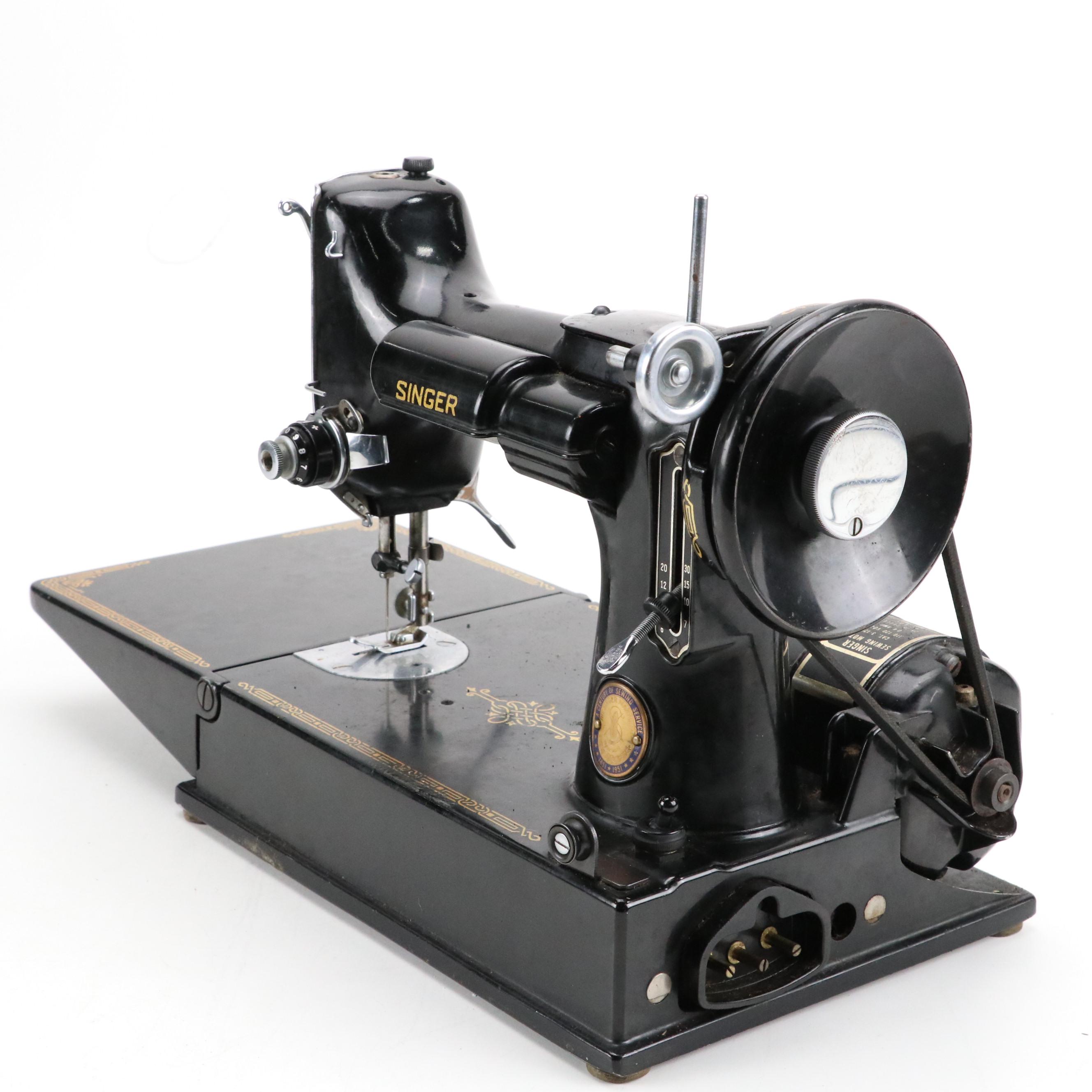 Singer Featherweight Sewing Machine with Case