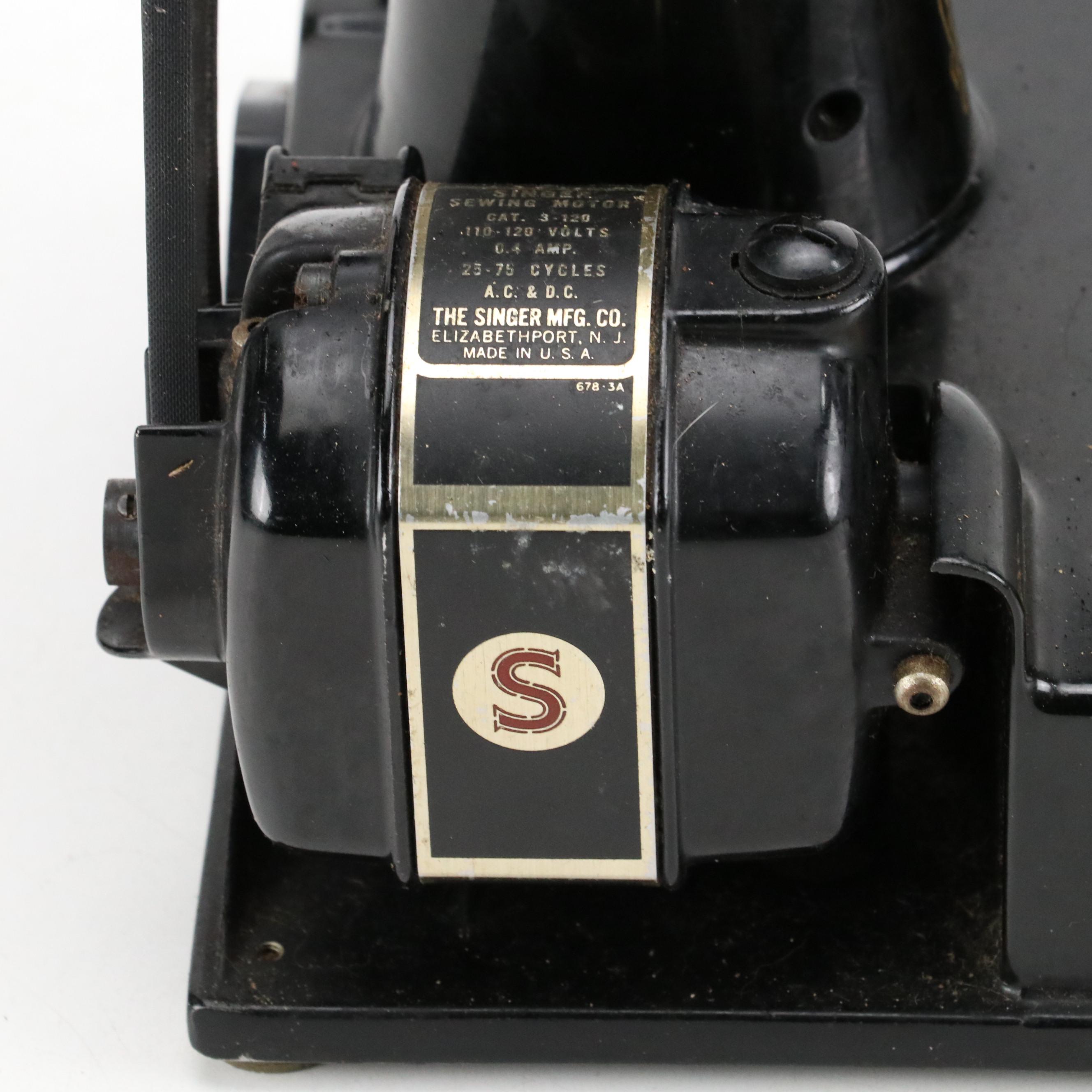 Singer Featherweight Sewing Machine with Case