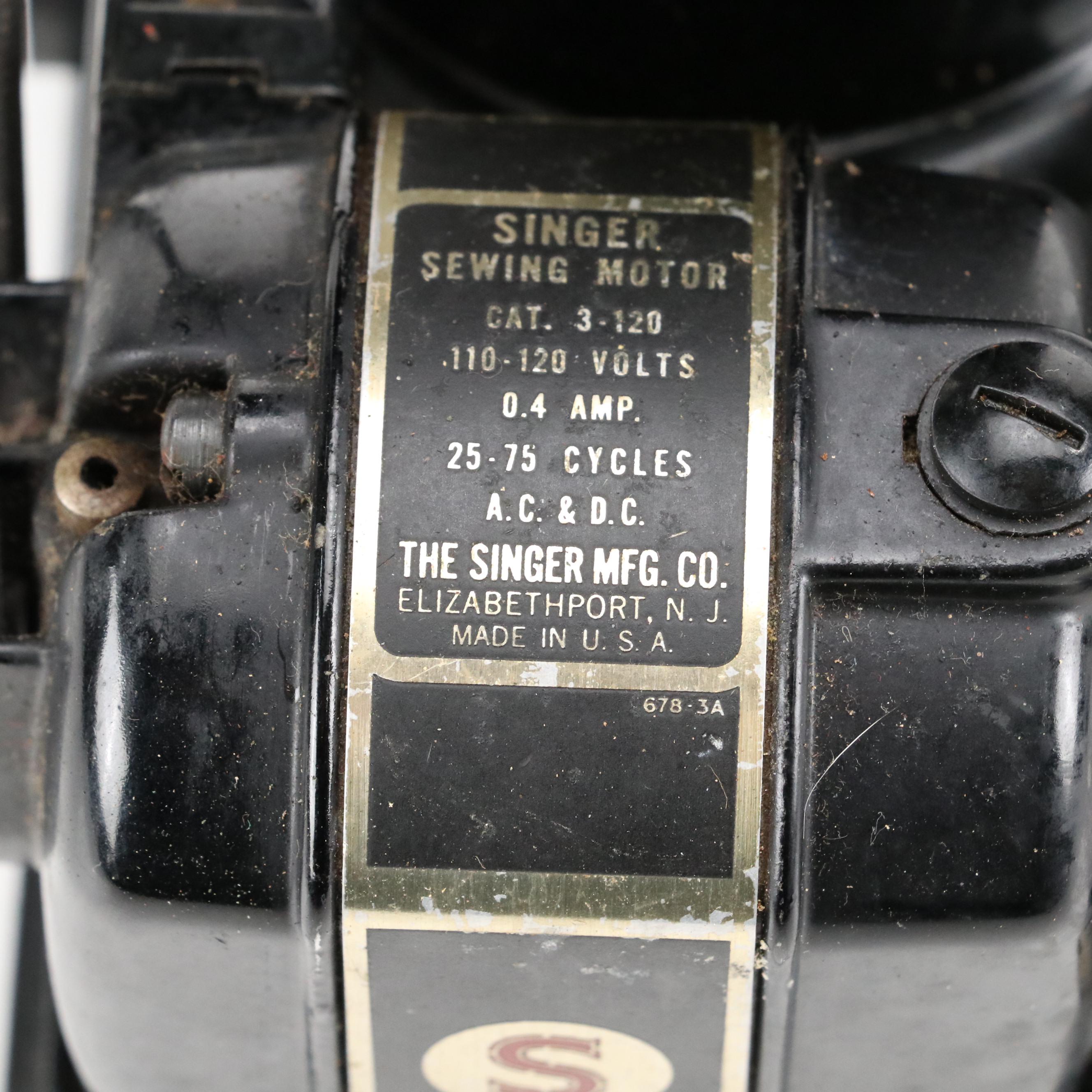 Singer Featherweight Sewing Machine with Case