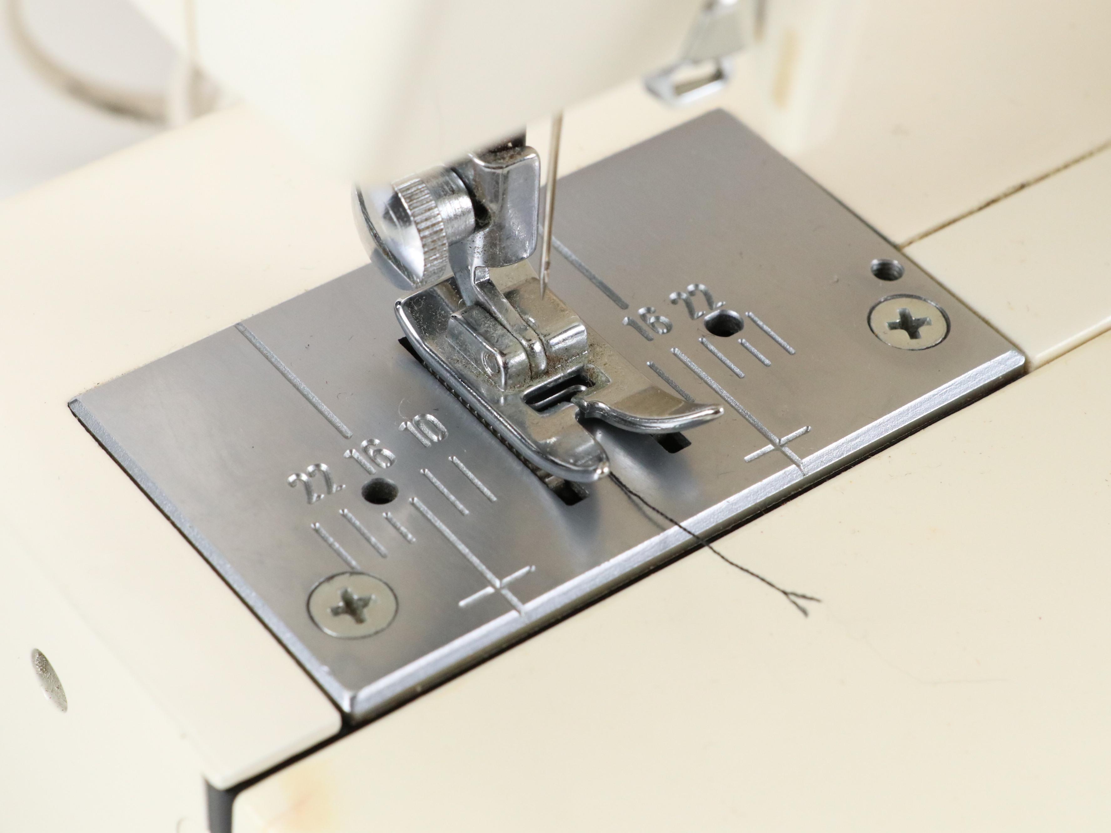 Singer 212 Sewing Machine in Basket with Accessories, 1989-1991