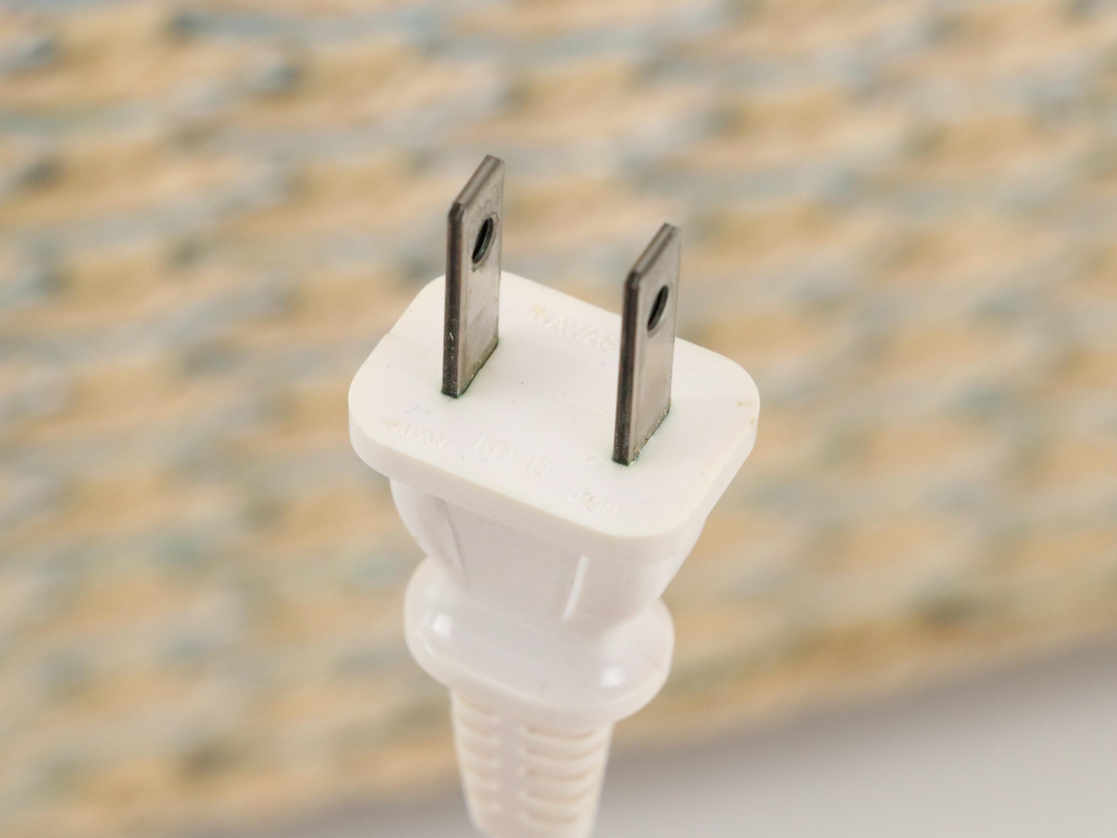 Singer 212 Sewing Machine in Basket with Accessories, 1989-1991