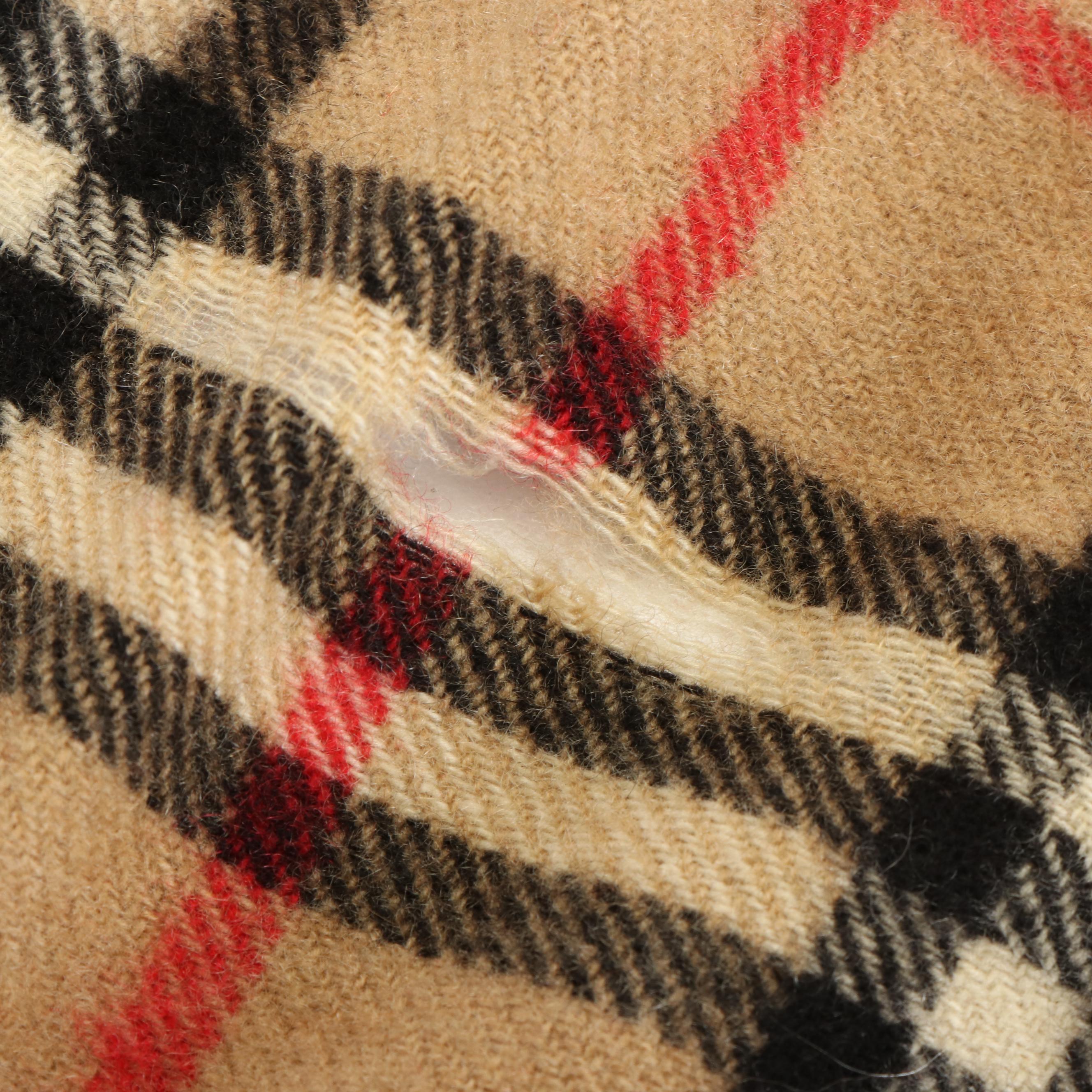 Burberrys Classic House Check Scarf in Cashmere