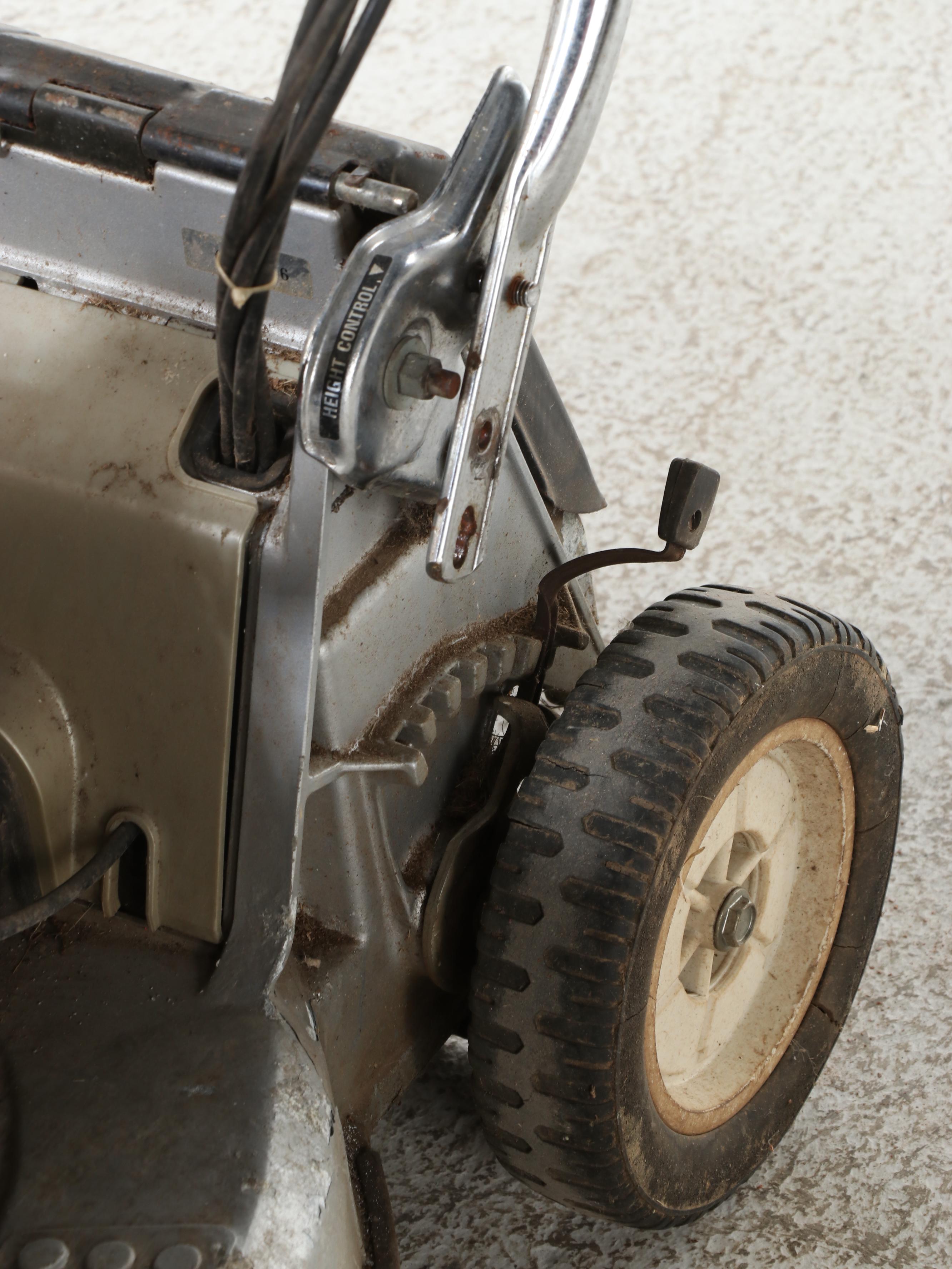 Honda HR214 Gas-Powered Lawnmower