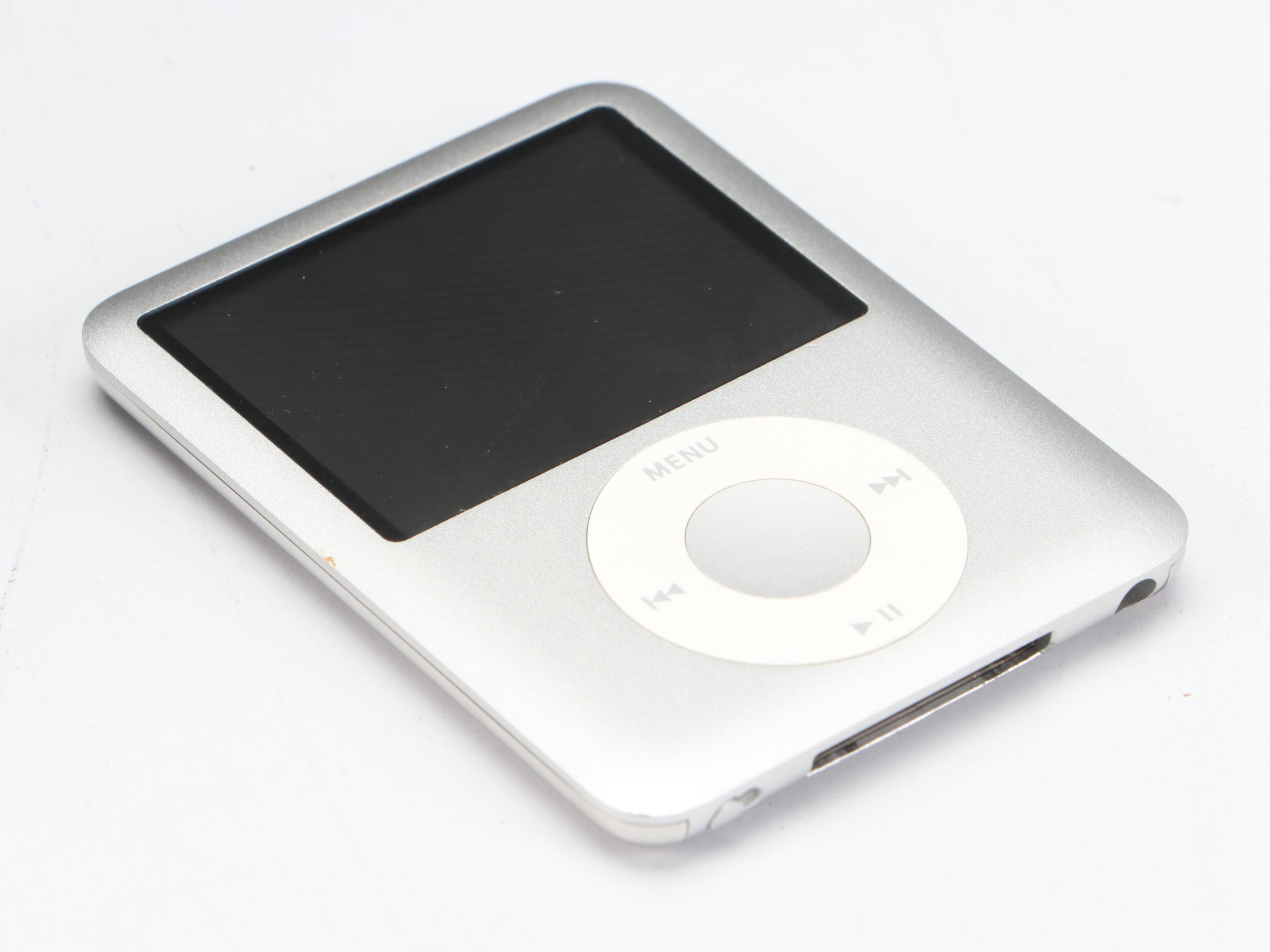 Apple 4GB iPod Nano 3rd Gen with Bose SoundDock Digital Music System