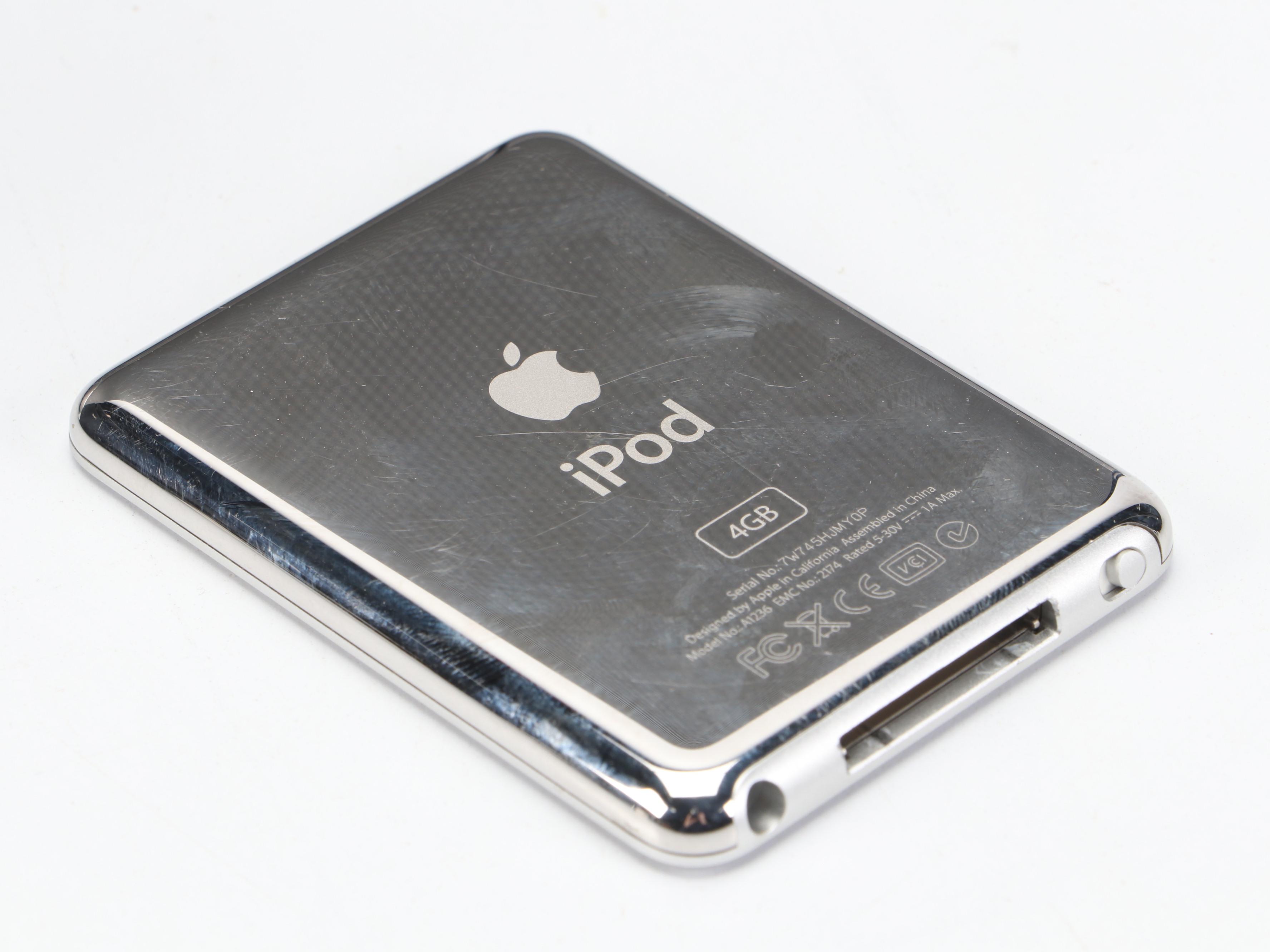 Apple 4GB iPod Nano 3rd Gen with Bose SoundDock Digital Music System