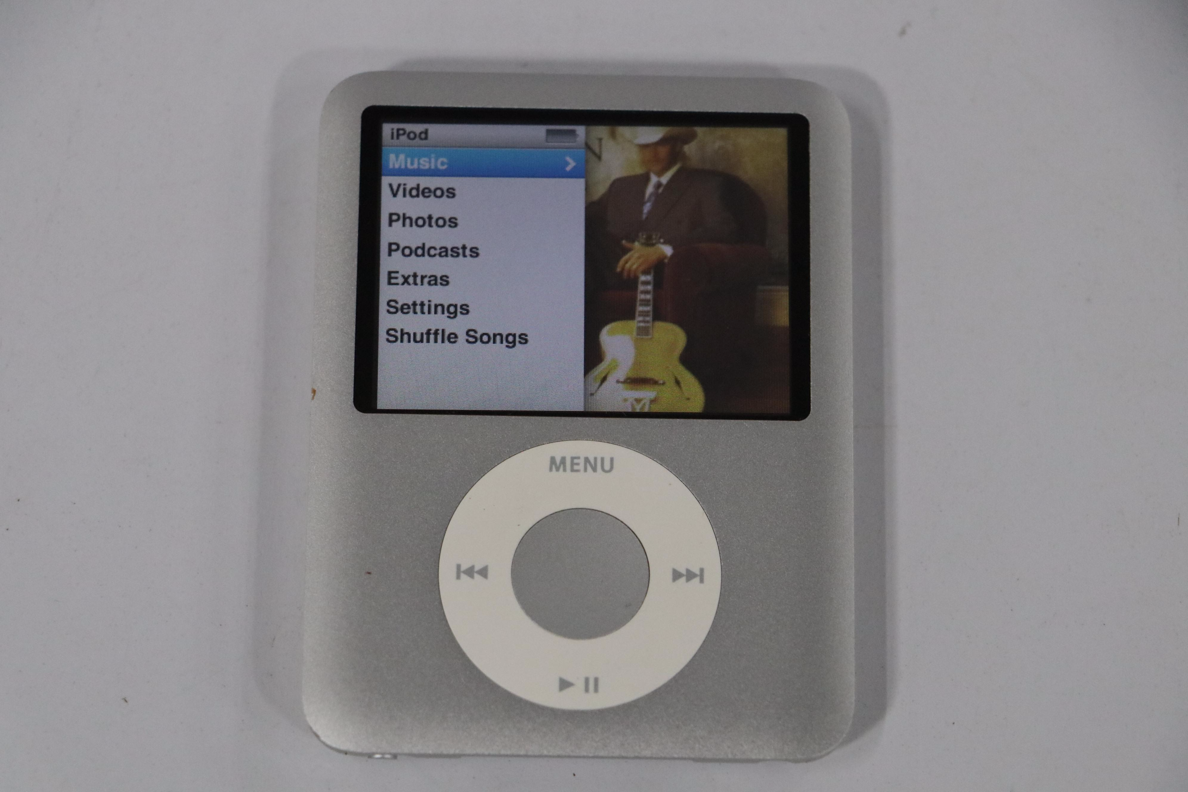 Apple 4GB iPod Nano 3rd Gen with Bose SoundDock Digital Music System
