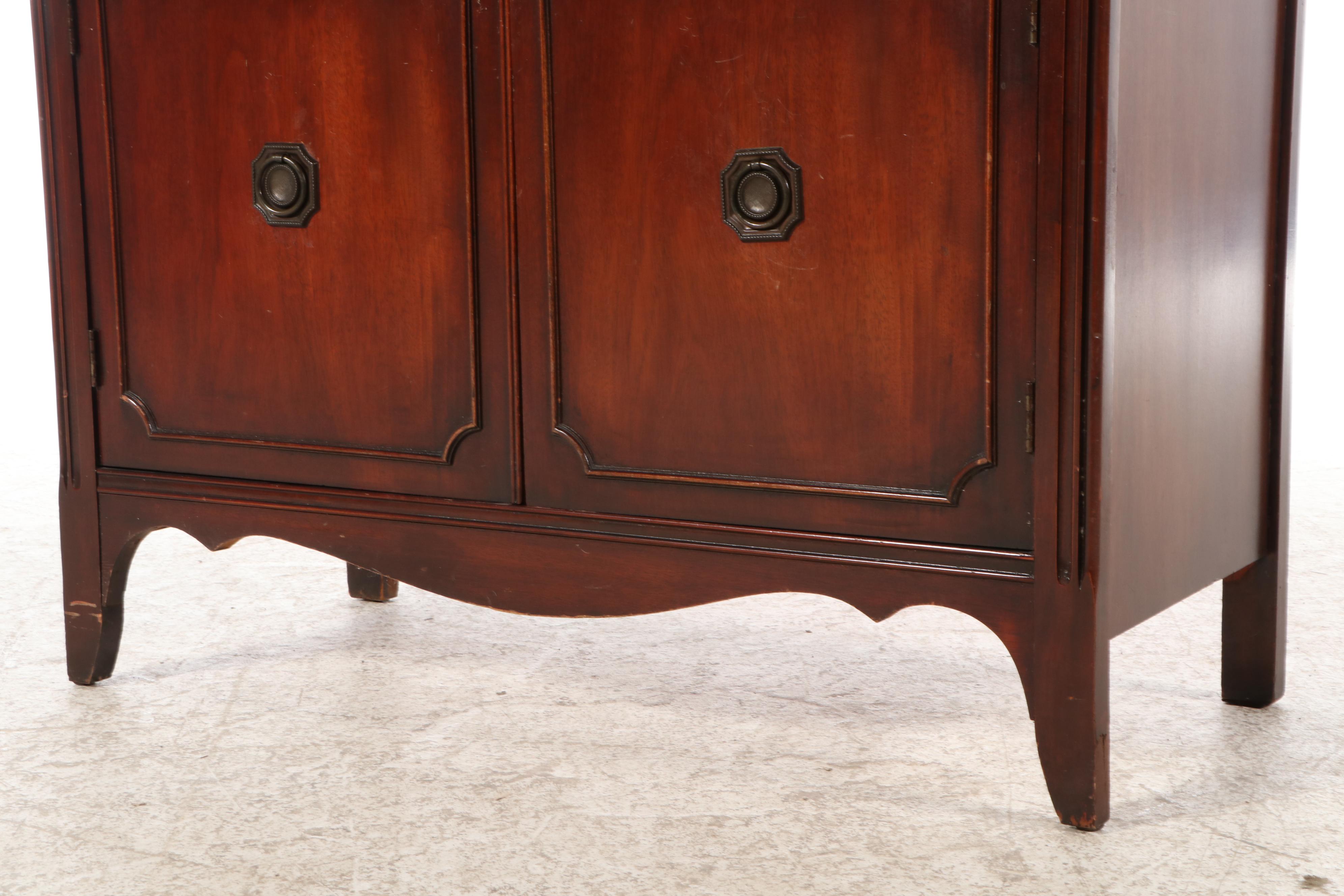 Bernhardt Federal Style Mahogany China Cabinet, Early to Mid 20th Century