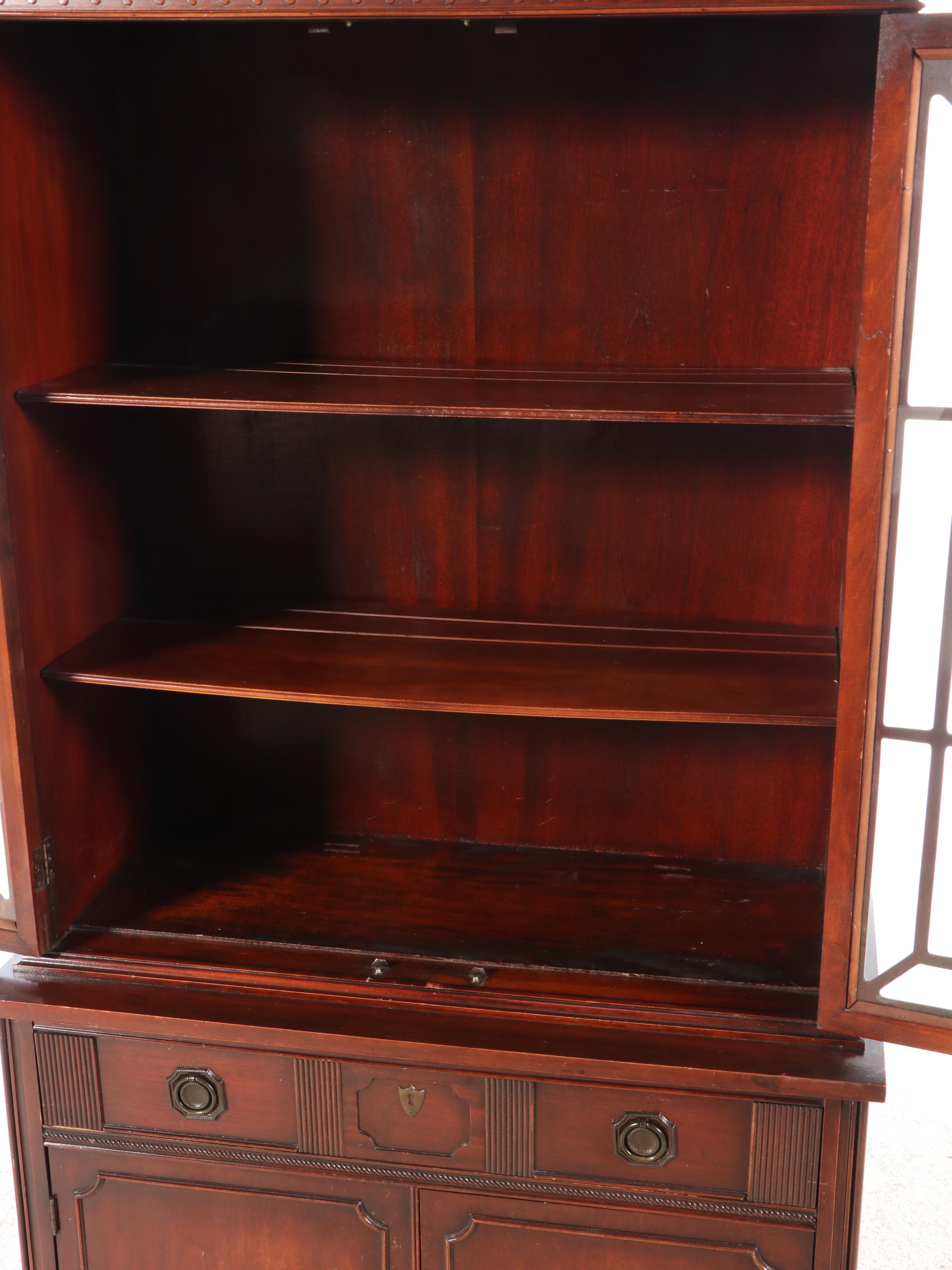 Bernhardt Federal Style Mahogany China Cabinet, Early to Mid 20th Century