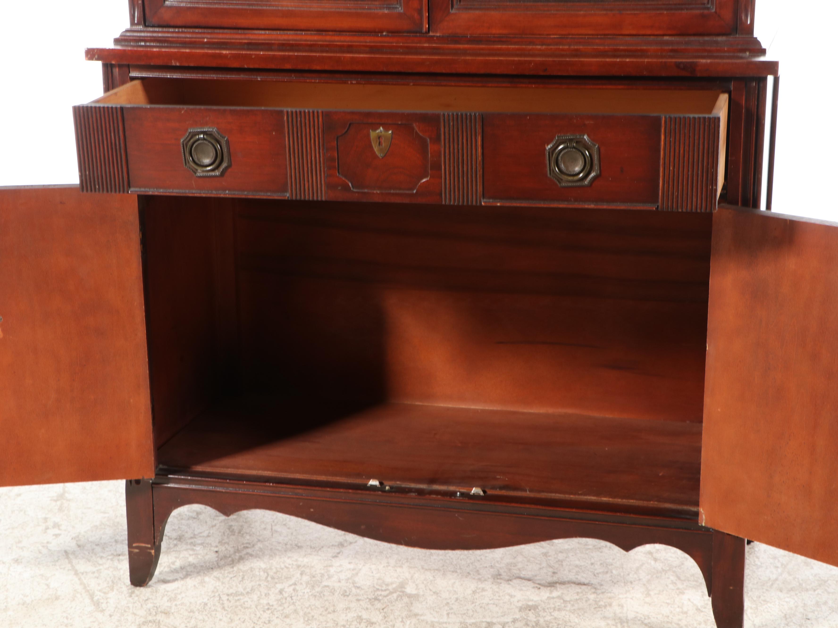 Bernhardt Federal Style Mahogany China Cabinet, Early to Mid 20th Century