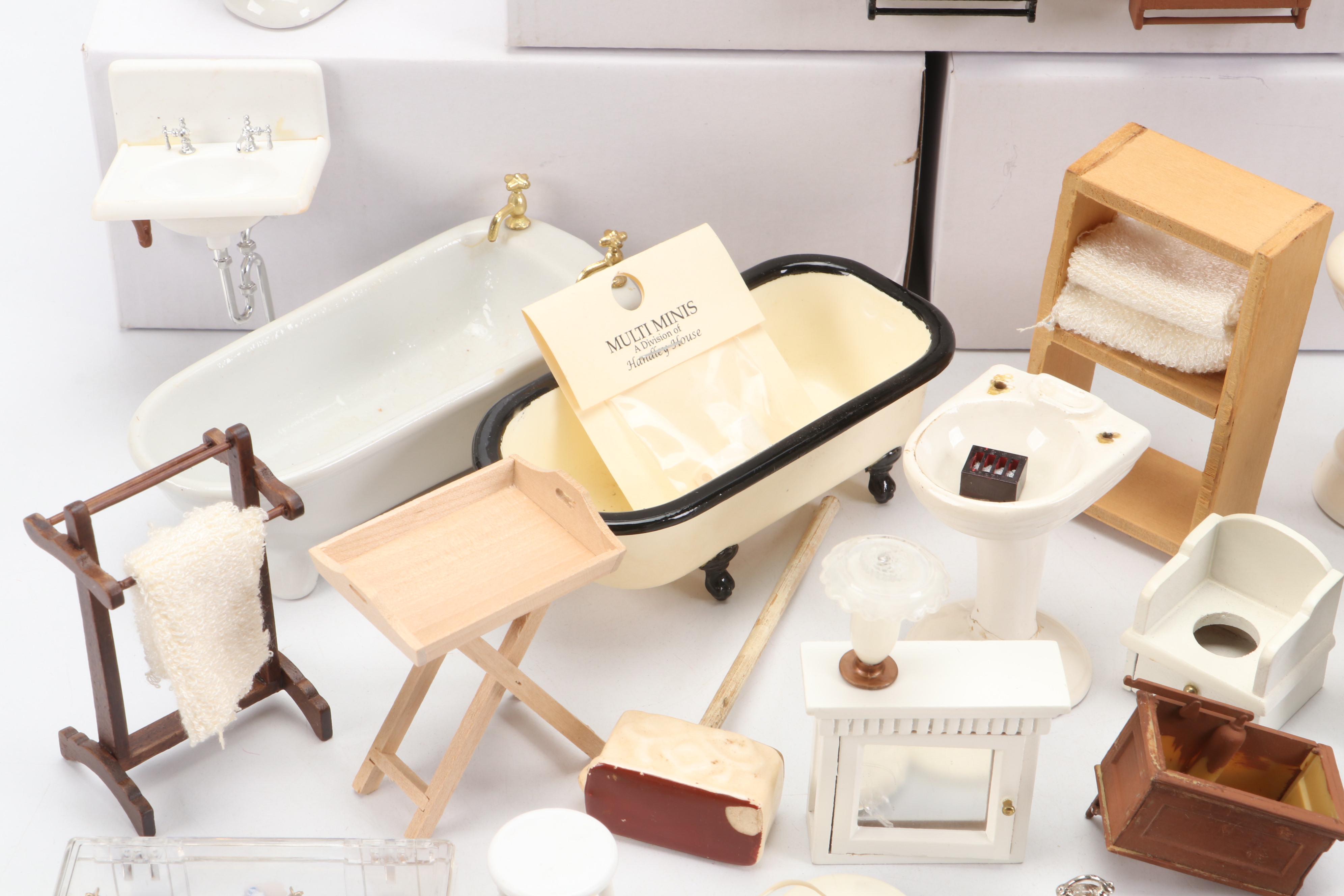 Plastic Miniature Bathroom with More Dollhouse Bathroom Fixtures and Décor