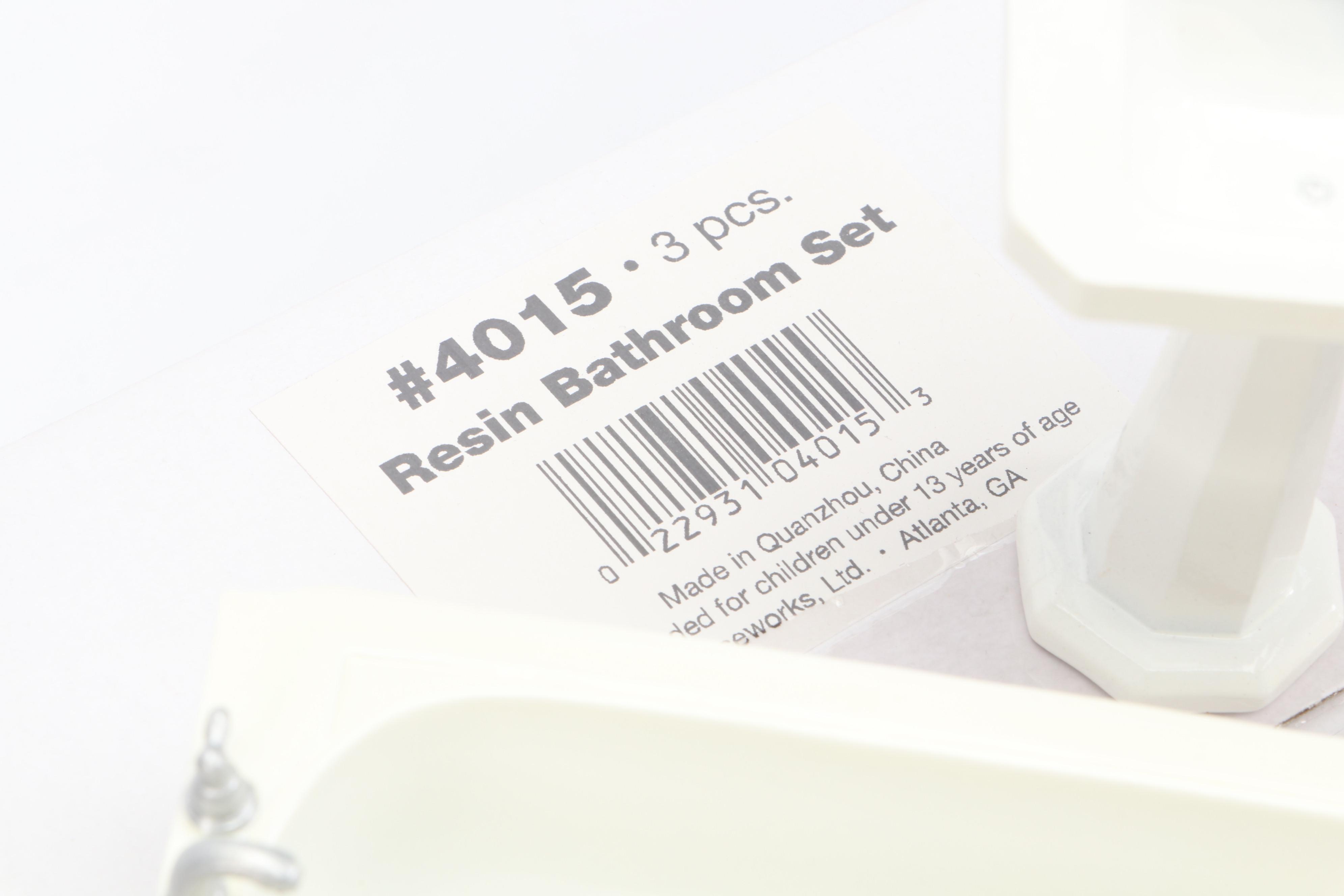 Plastic Miniature Bathroom with More Dollhouse Bathroom Fixtures and Décor