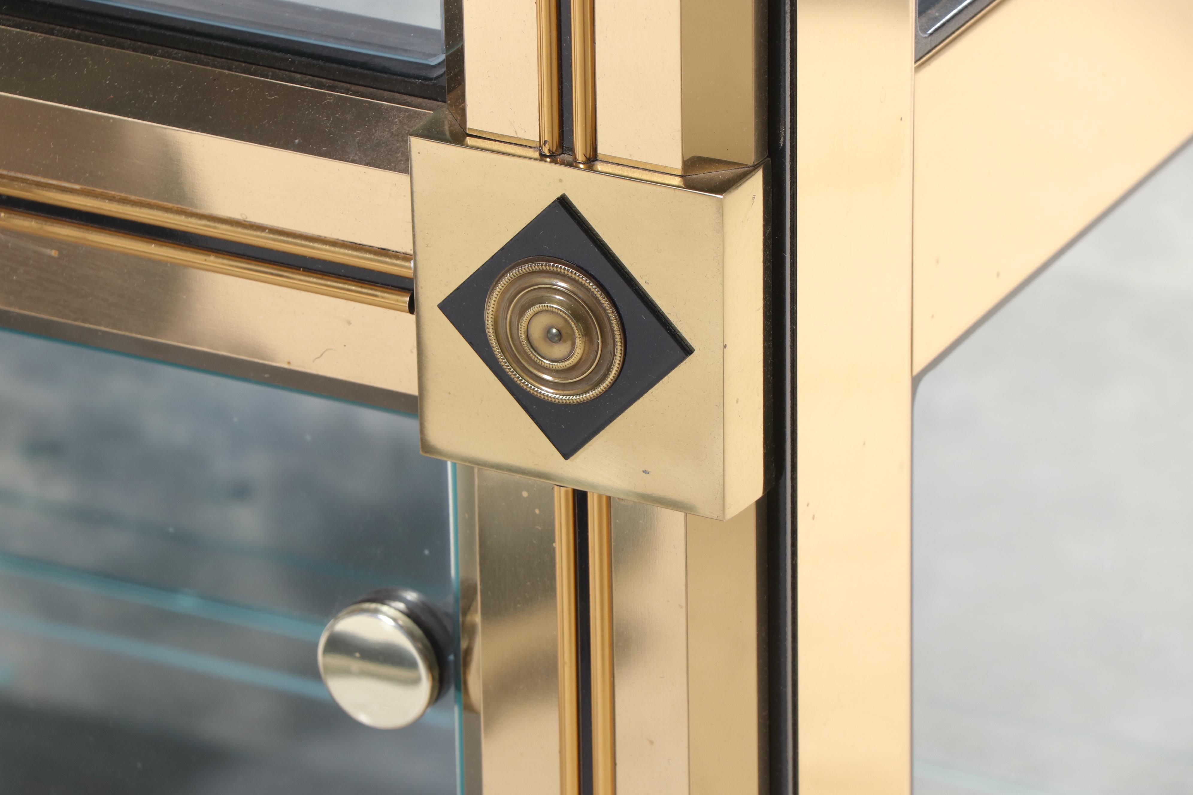 Mastercraft Modernist Brass-Clad and Mirror-Back Display Cabinet, Circa 1970