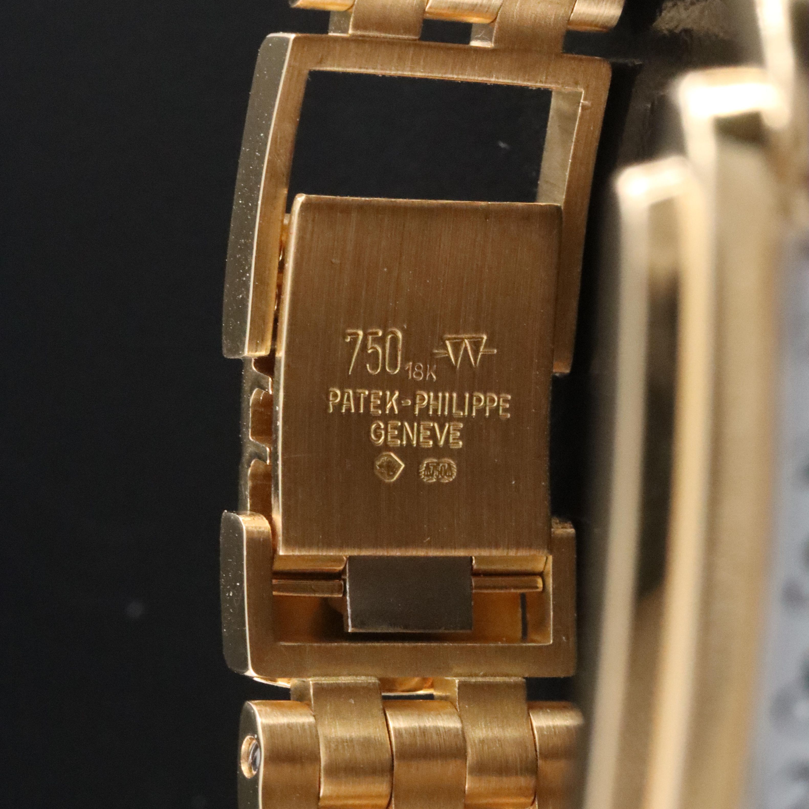 Patek Philippe Gondolo ref. 4824/1 White 22mm 18K Gold Quartz Watch