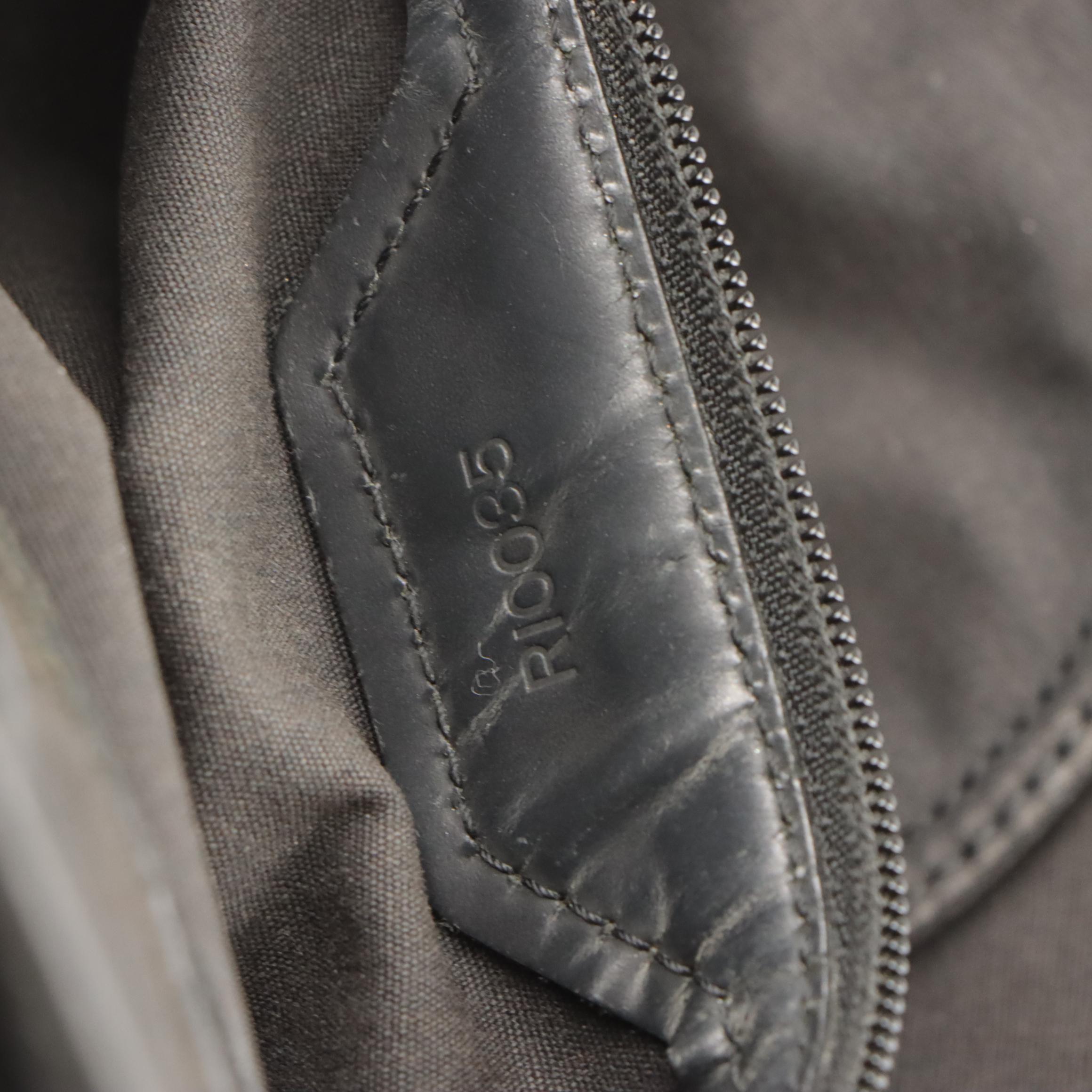 Louis Vuitton Sac Plat in Black Epi Leather