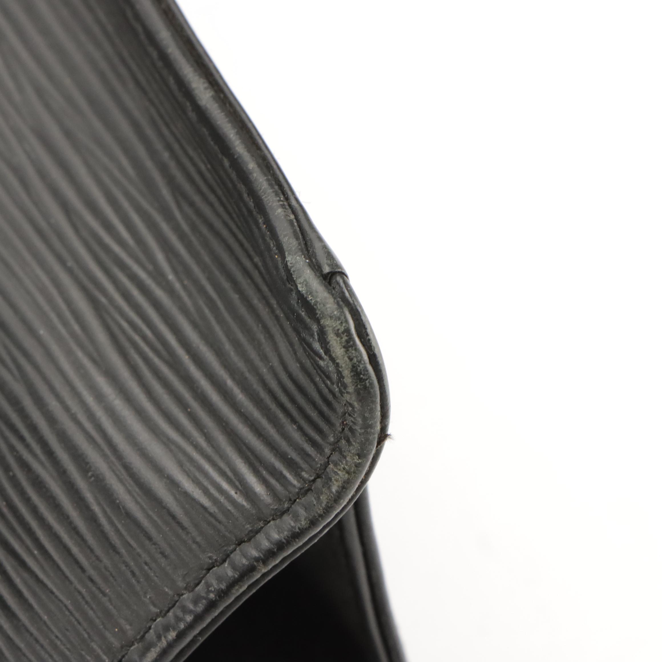 Louis Vuitton Sac Plat in Black Epi Leather