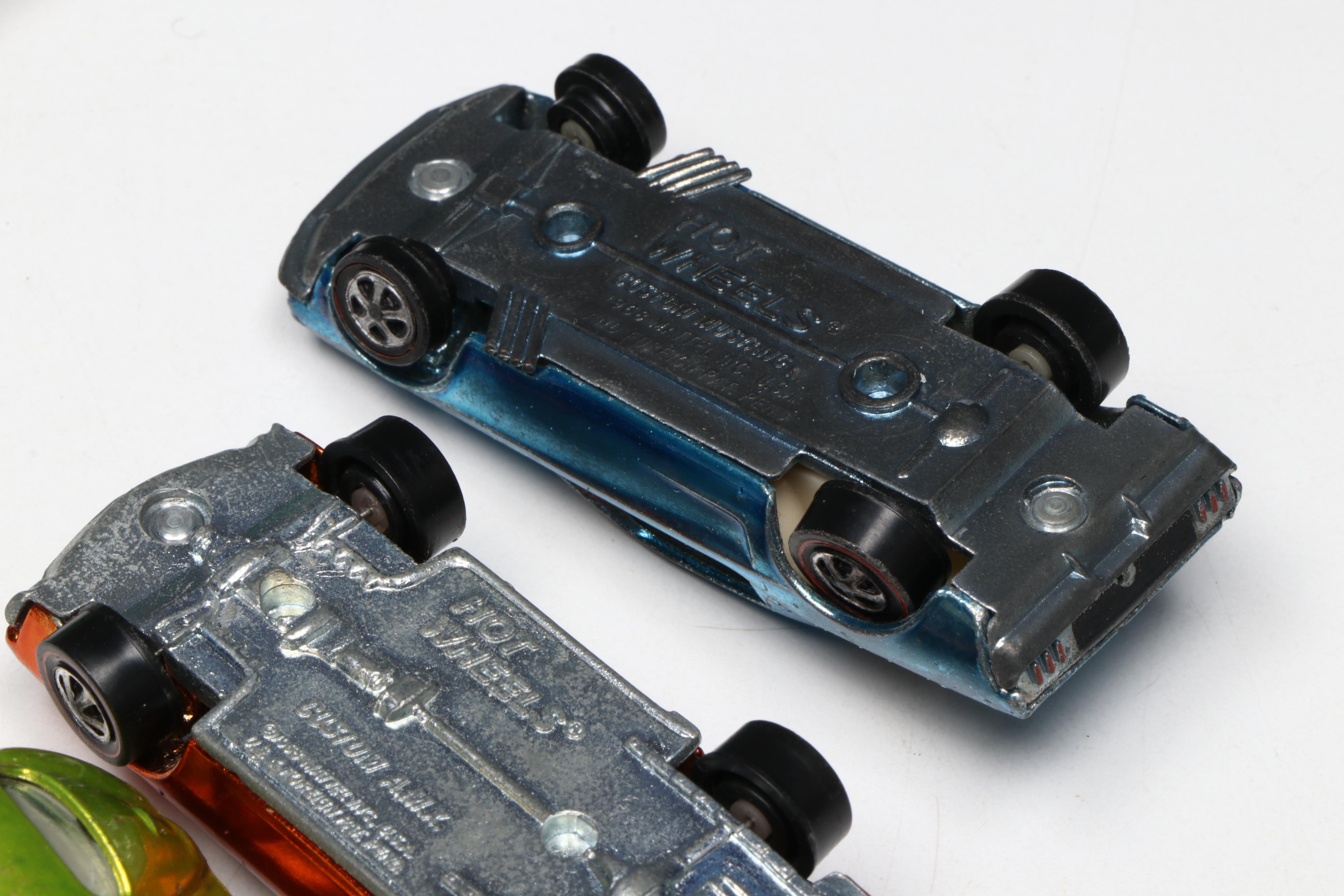 Mattel Hot Wheels Toy Cars with Badges, Case and Price Guide Book