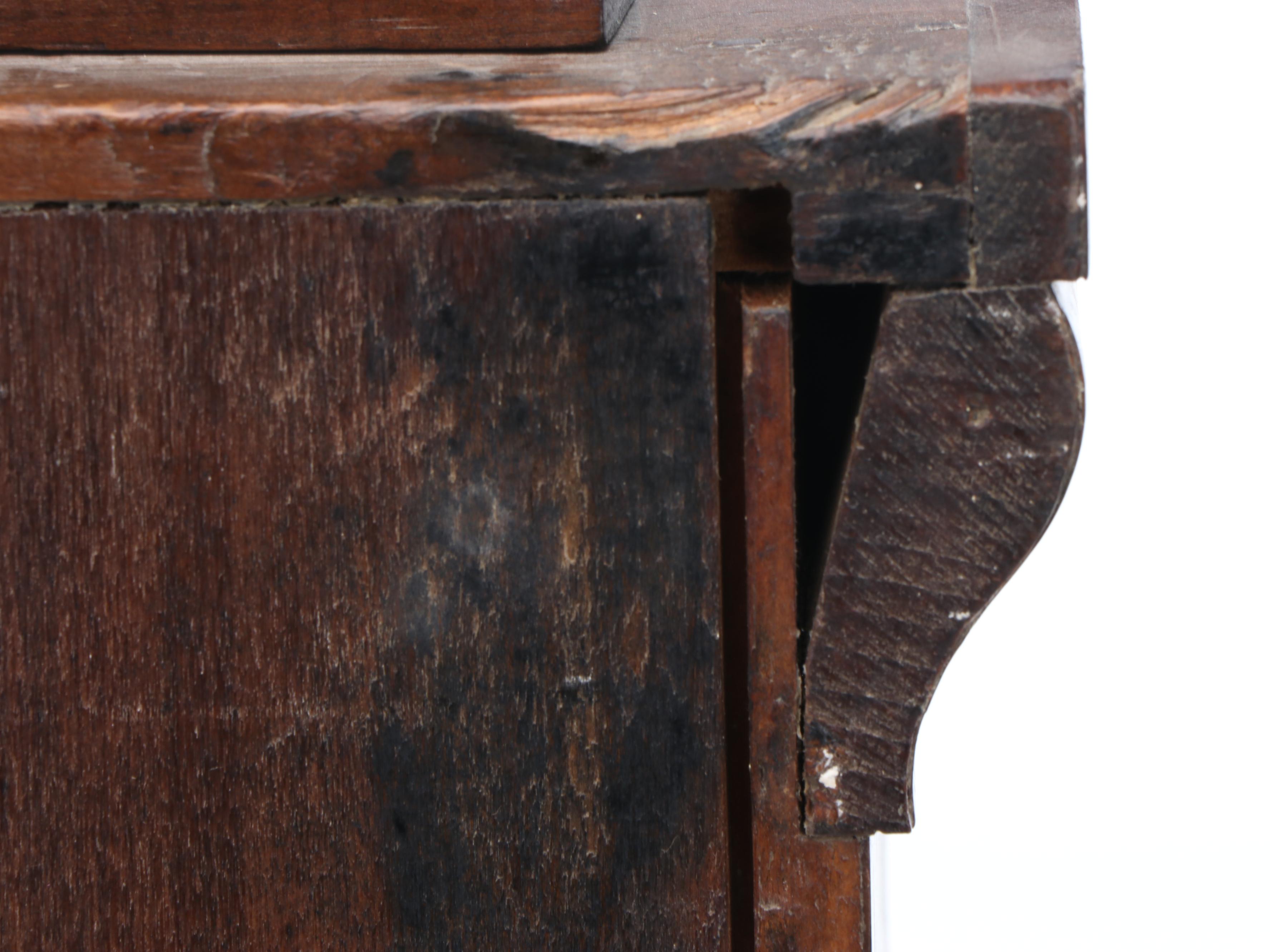 Seth Thomas Flame Mahogany Veneer Ogee Mantel Clock, Mid to Late 19th Century