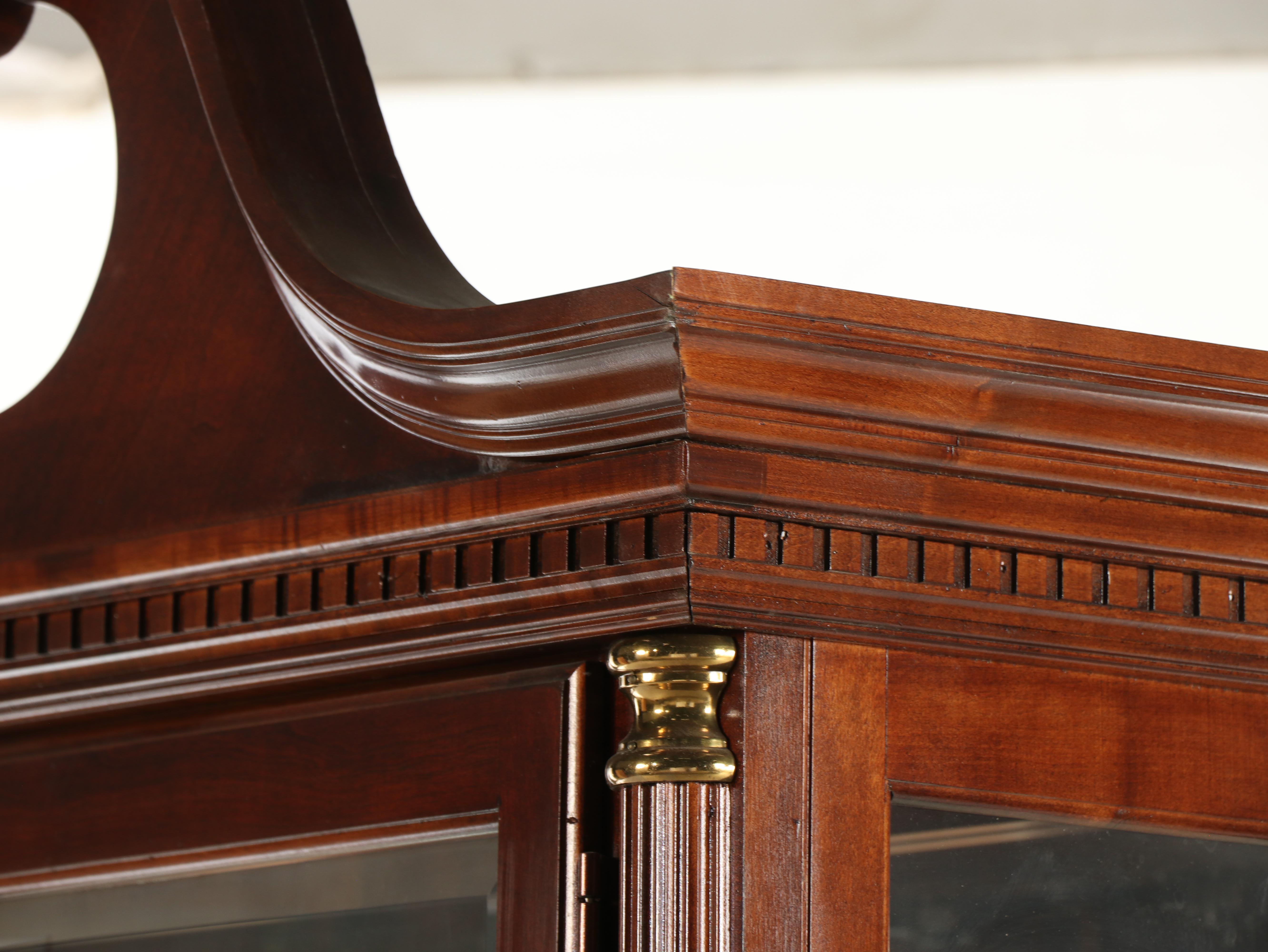 Pulaski Furniture Co. Federal Style Mahogany Display Cabinet, Late 20th Century