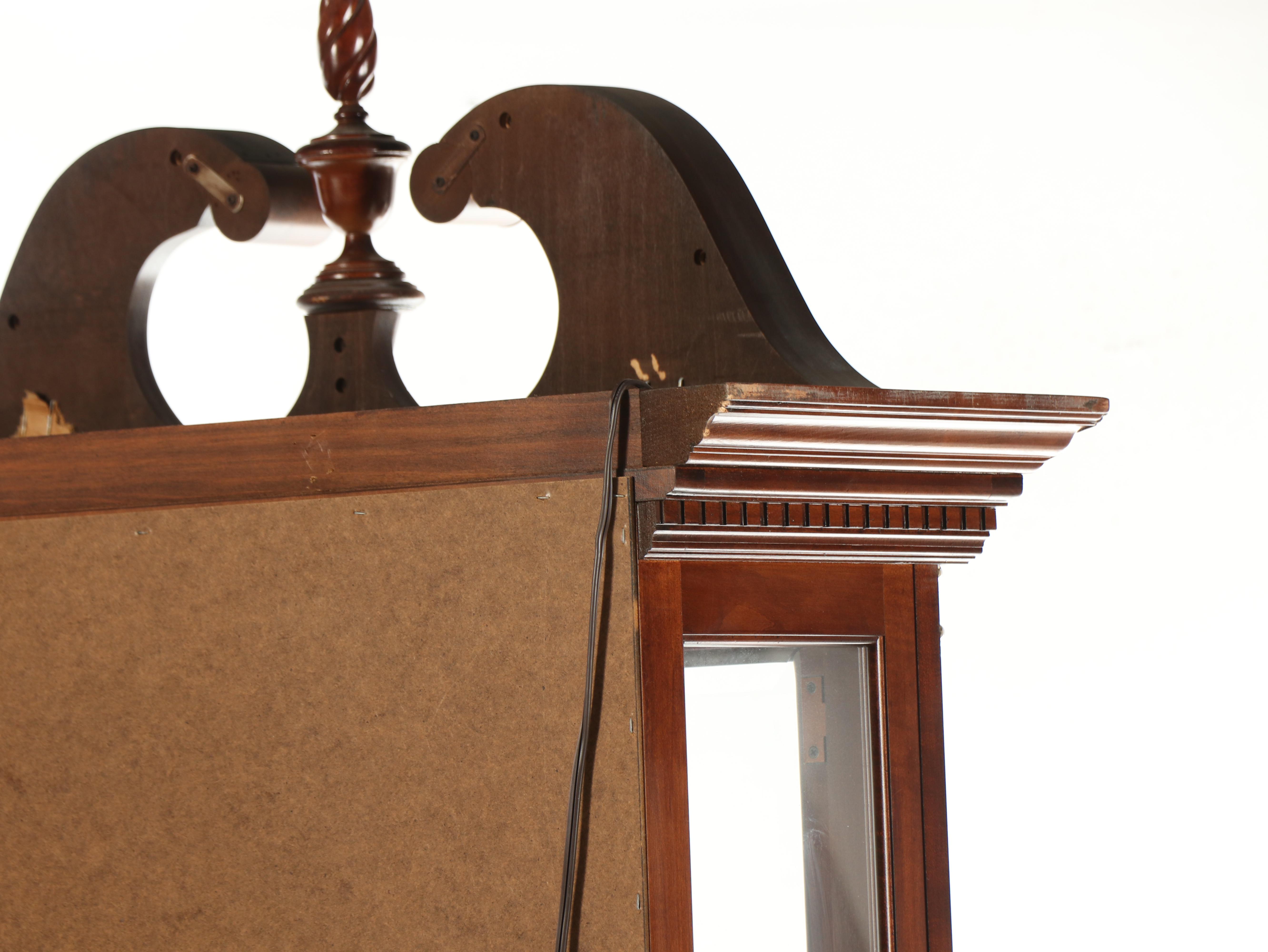 Pulaski Furniture Co. Federal Style Mahogany Display Cabinet, Late 20th Century