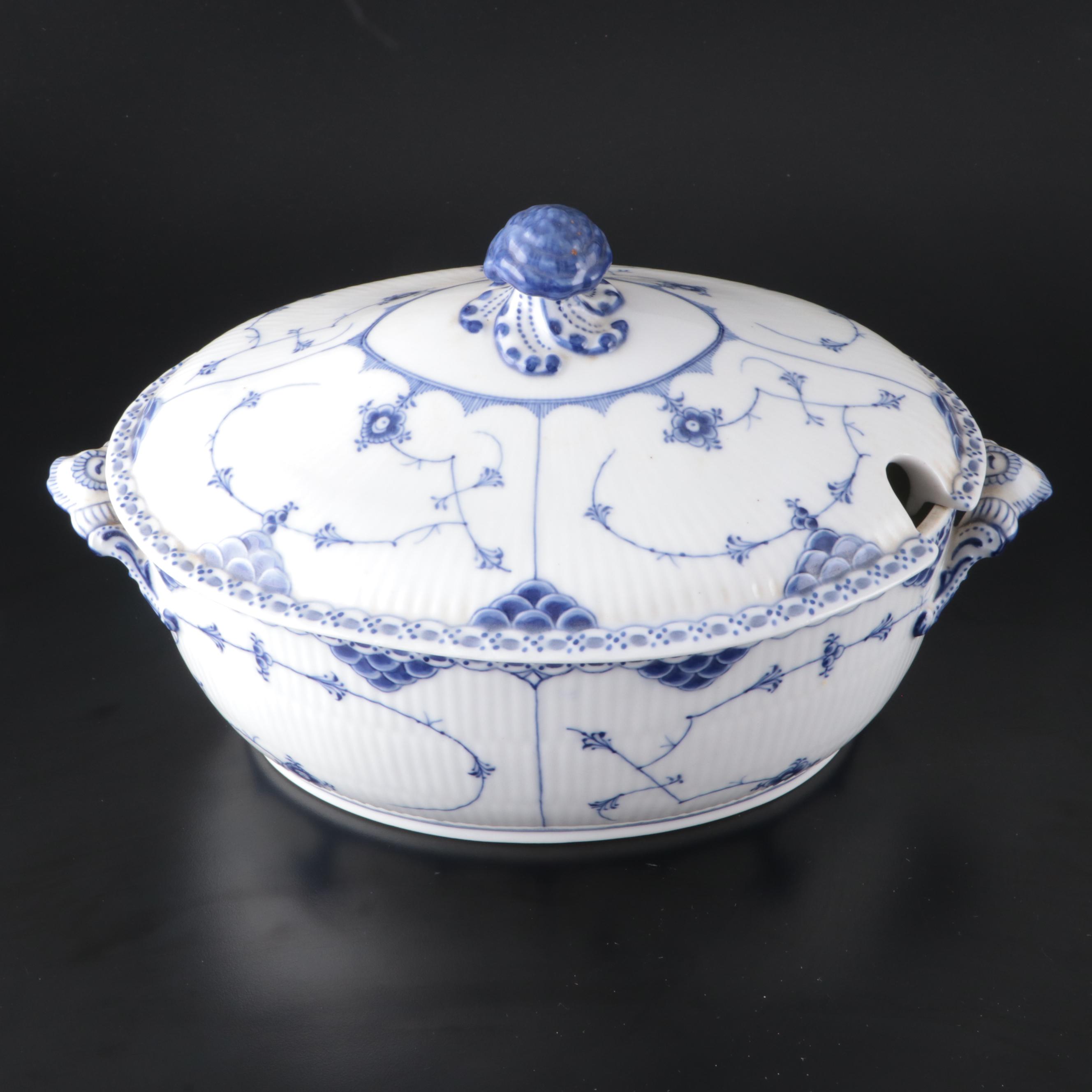 Royal Copenhagen Porcelain "Blue Fluted Lace" Tureen with Underplate, 1870–1890