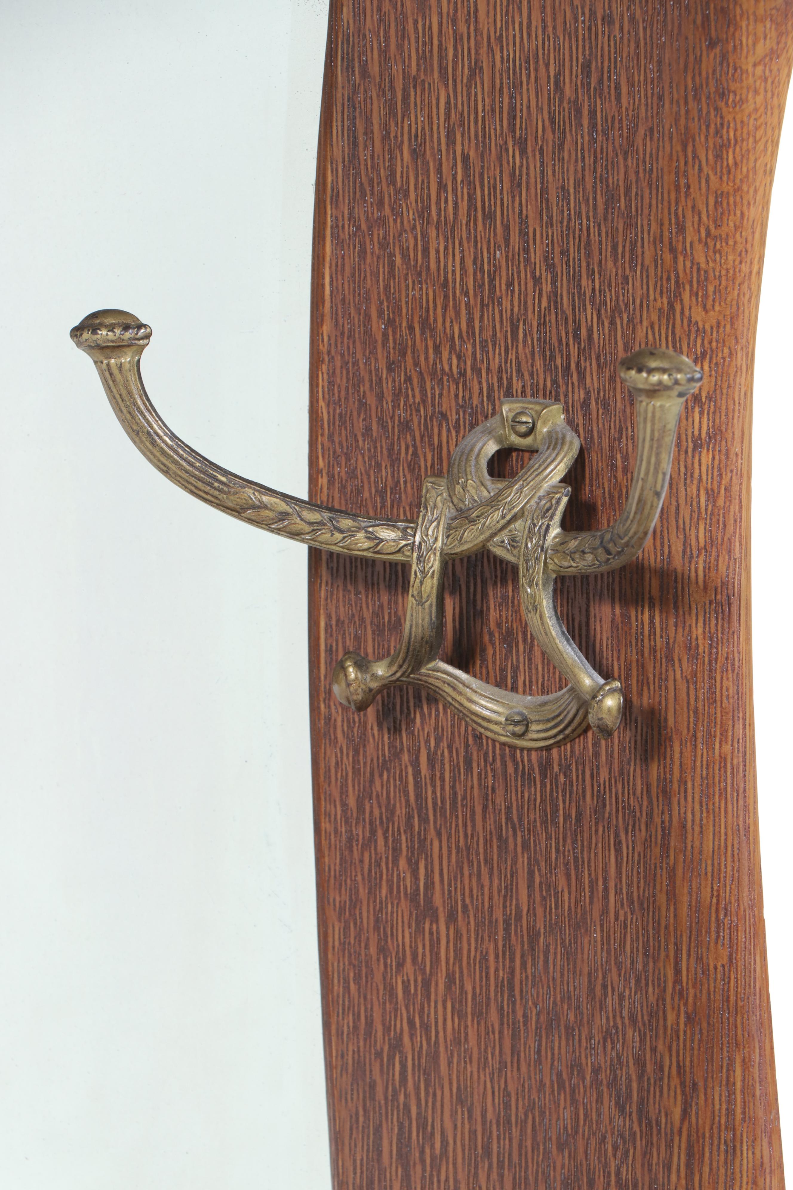 Late Victorian Carved and Quartersawn Oak Hall Seat, Circa 1900