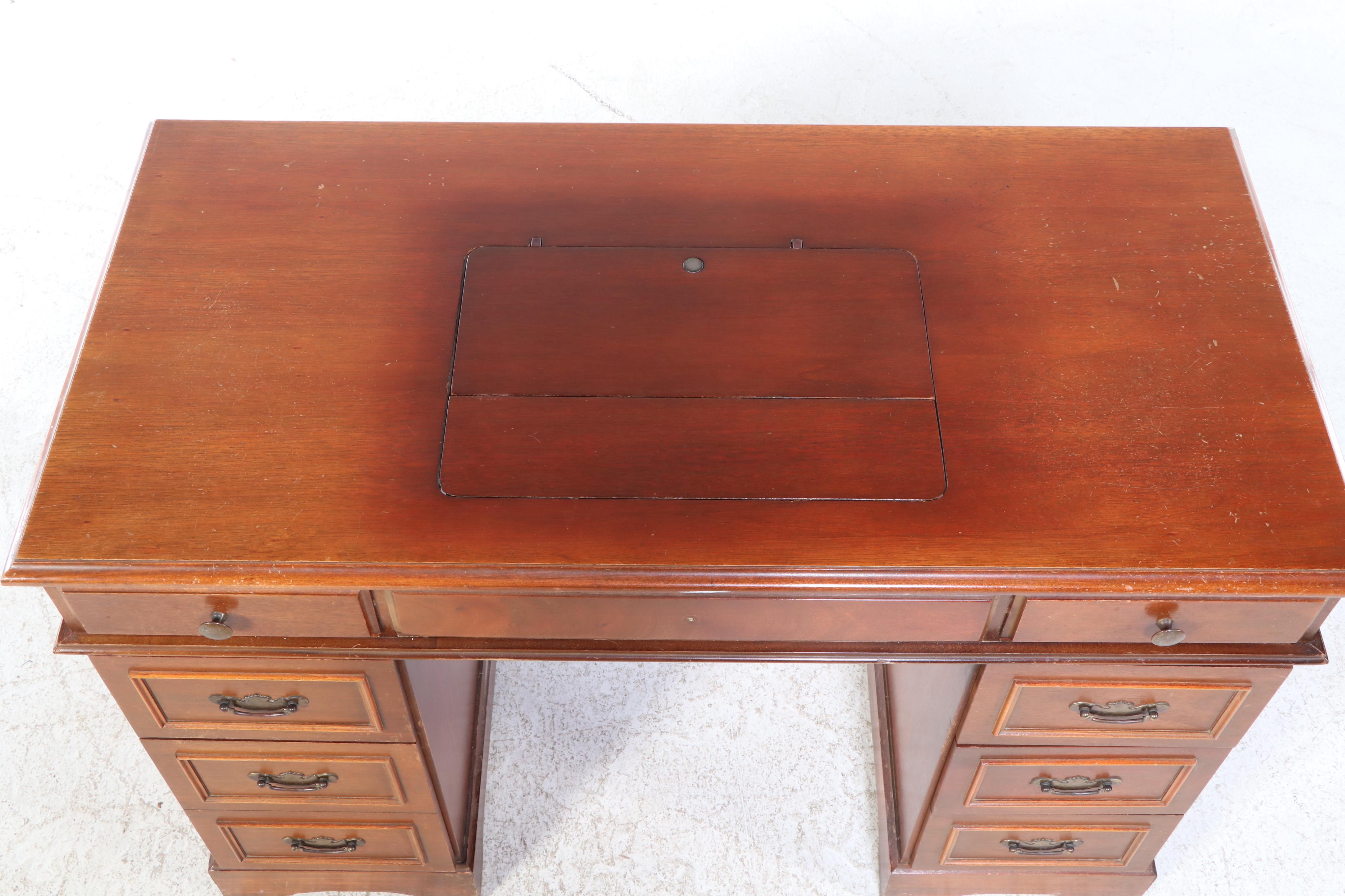 Singer Touch & Sew Model 600E Sewing Machine with Eight-Drawer Table