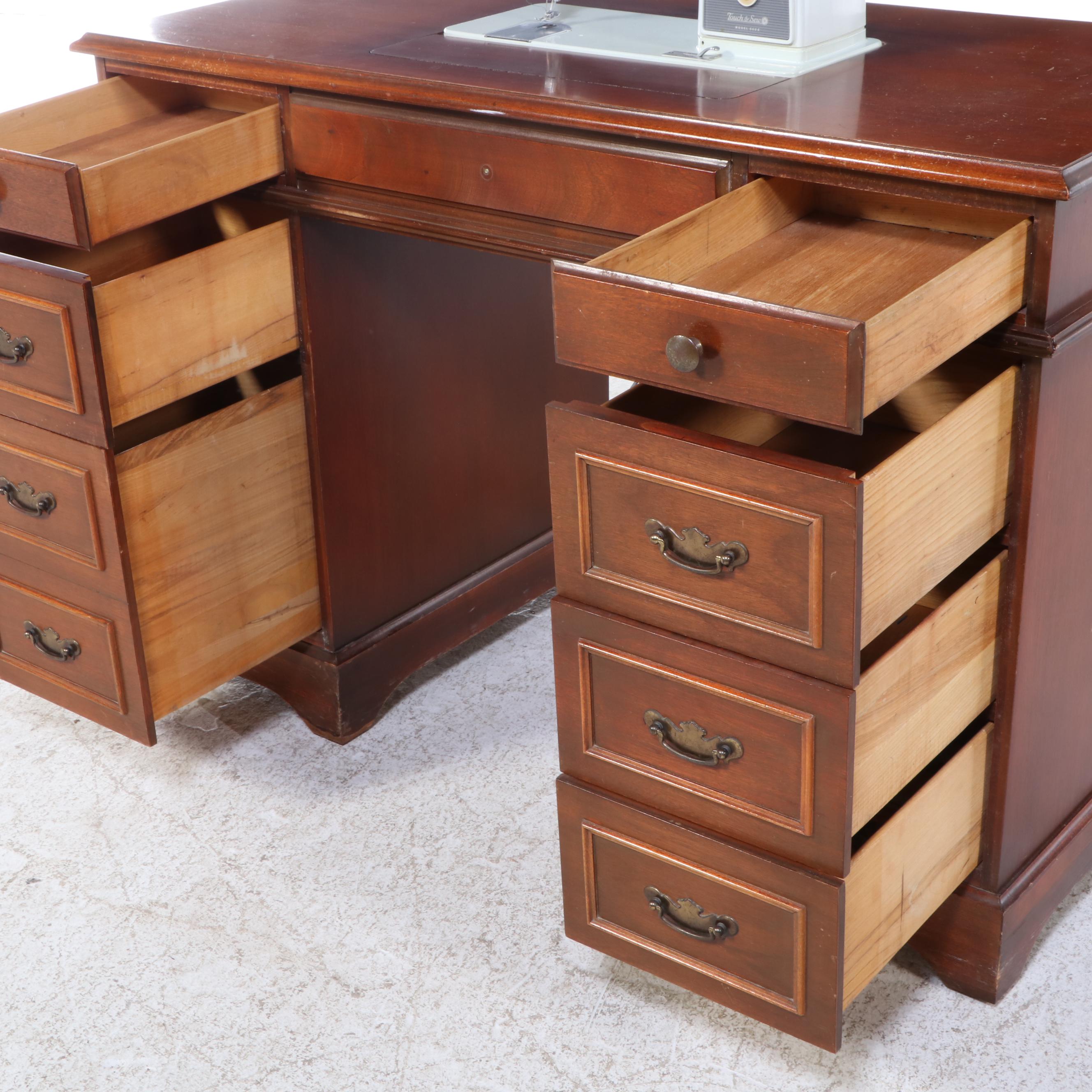 Singer Touch & Sew Model 600E Sewing Machine with Eight-Drawer Table