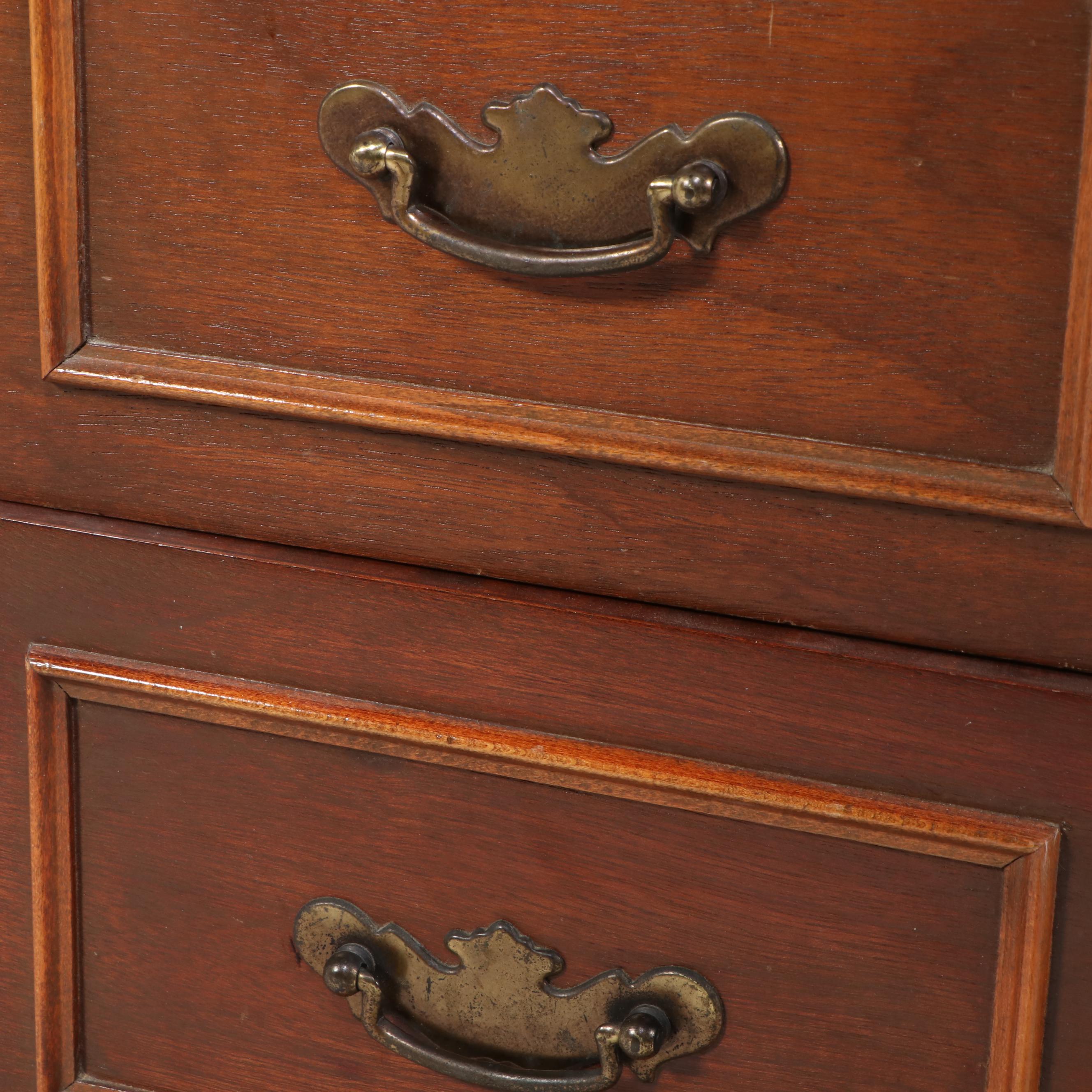 Singer Touch & Sew Model 600E Sewing Machine with Eight-Drawer Table