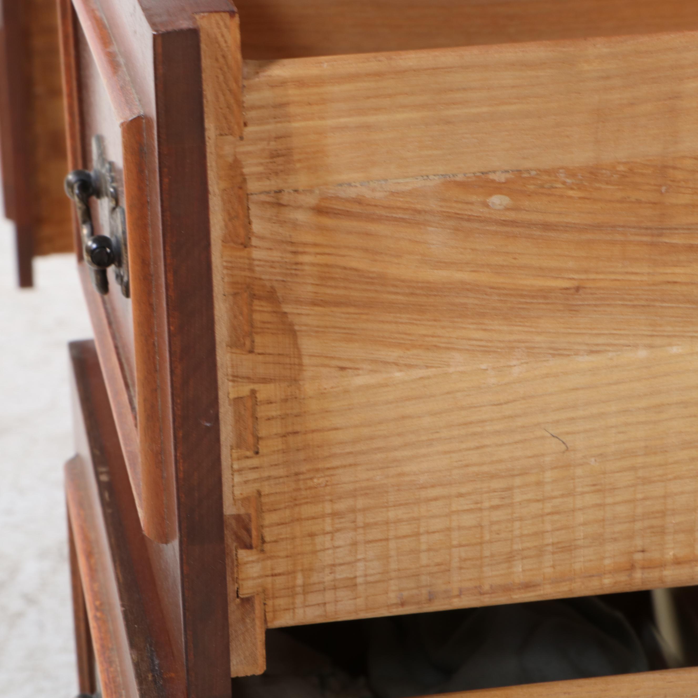 Singer Touch & Sew Model 600E Sewing Machine with Eight-Drawer Table