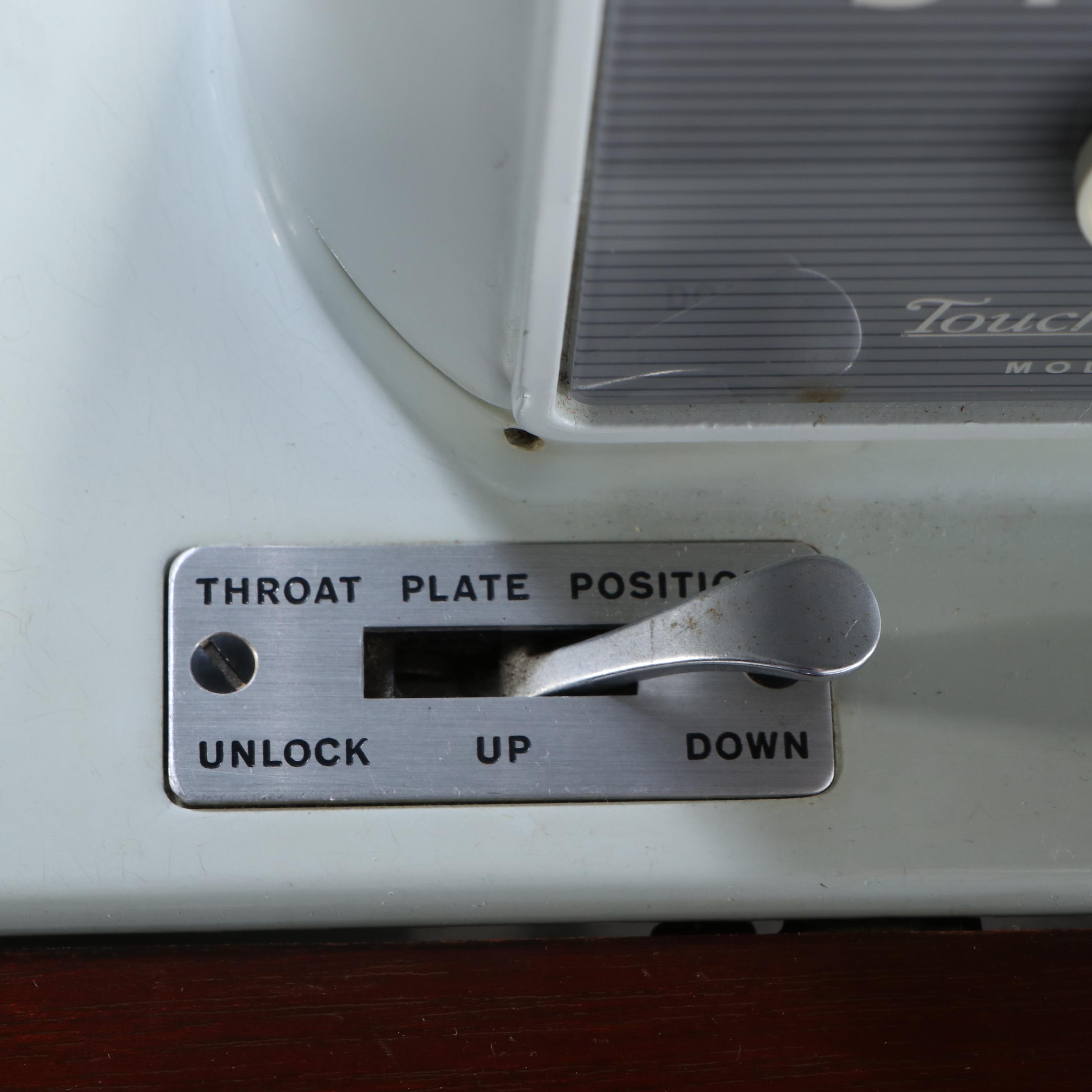 Singer Touch & Sew Model 600E Sewing Machine with Eight-Drawer Table