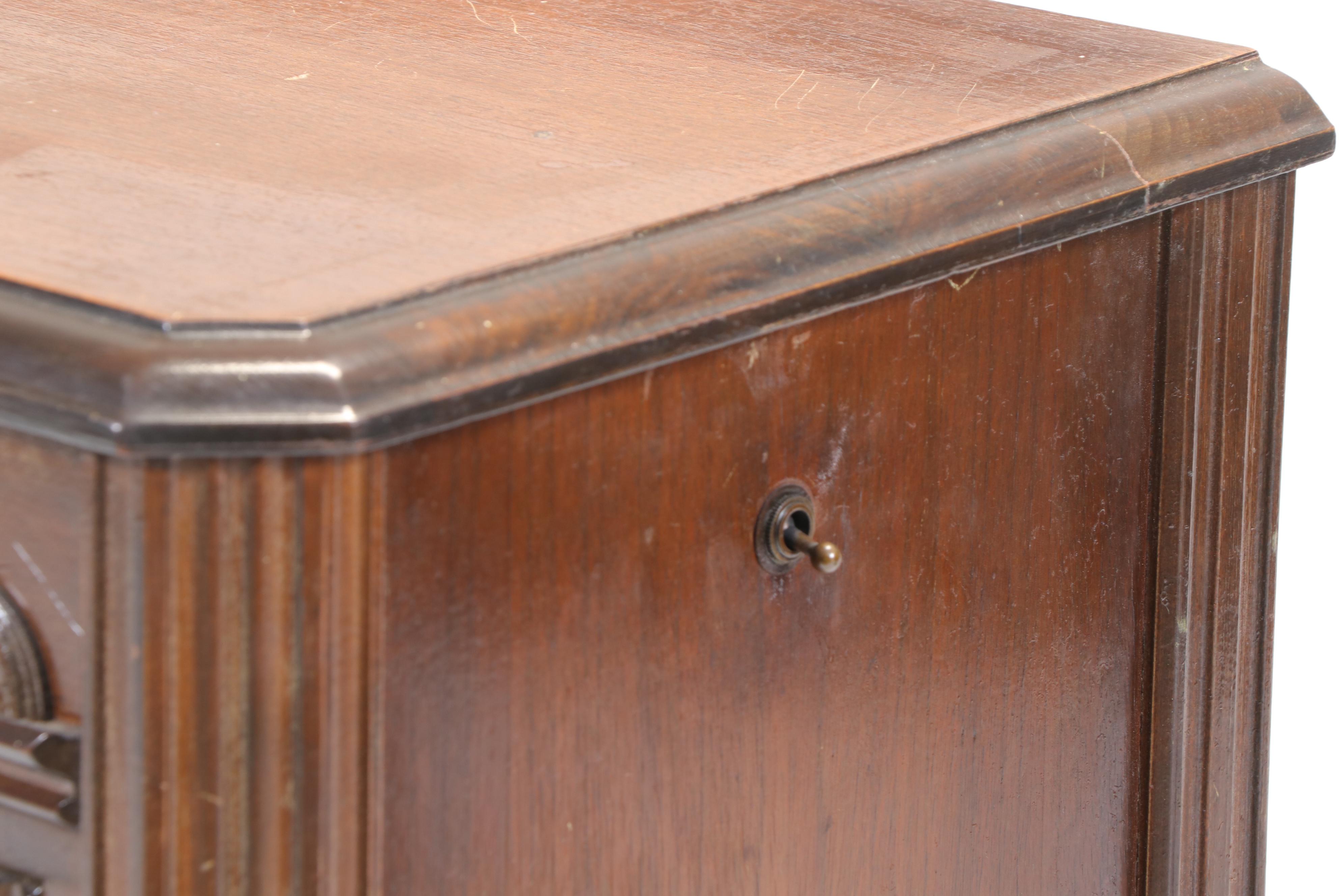 RCA Radiola 80 Wooden Console Radio, 1930–1931