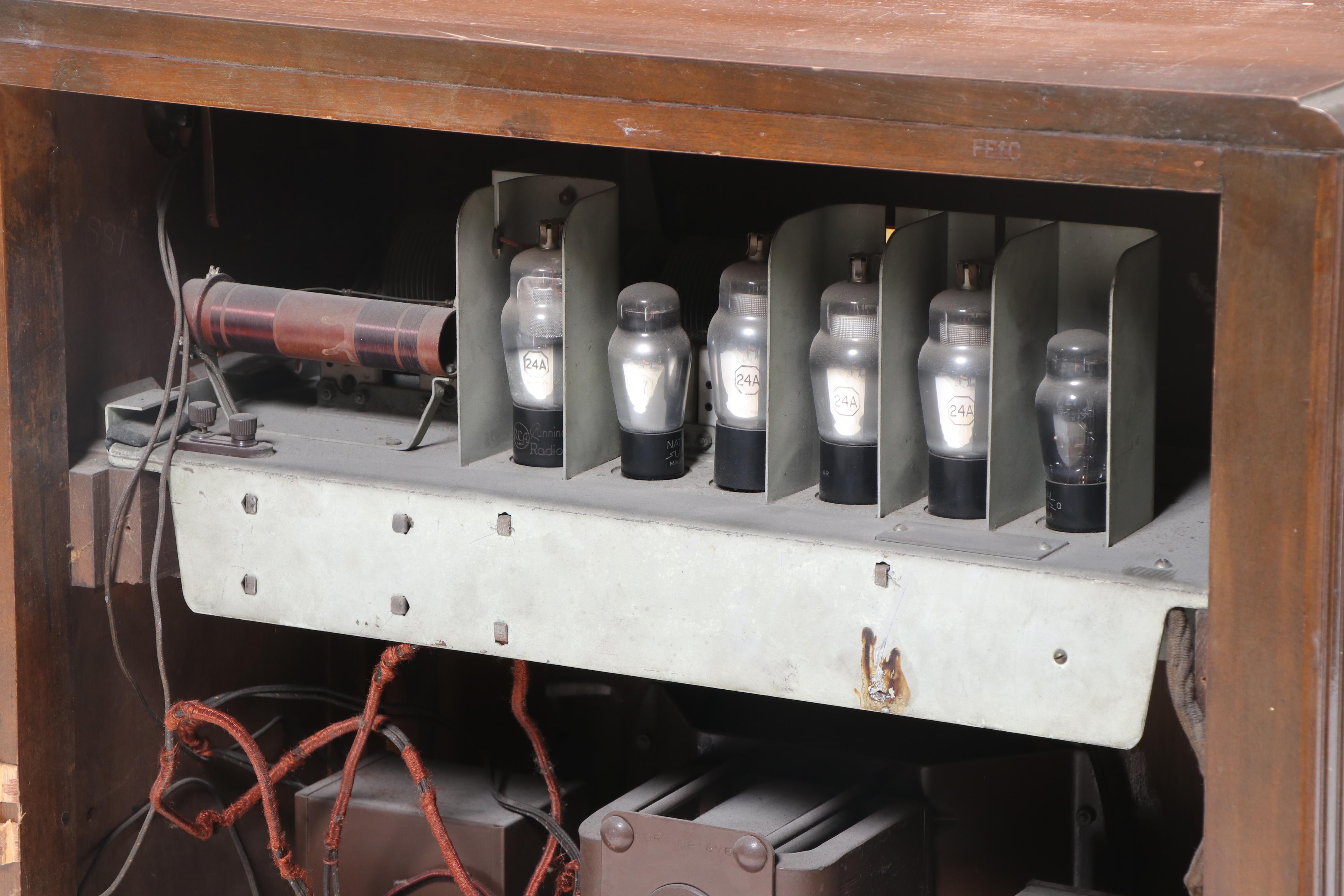 RCA Radiola 80 Wooden Console Radio, 1930–1931