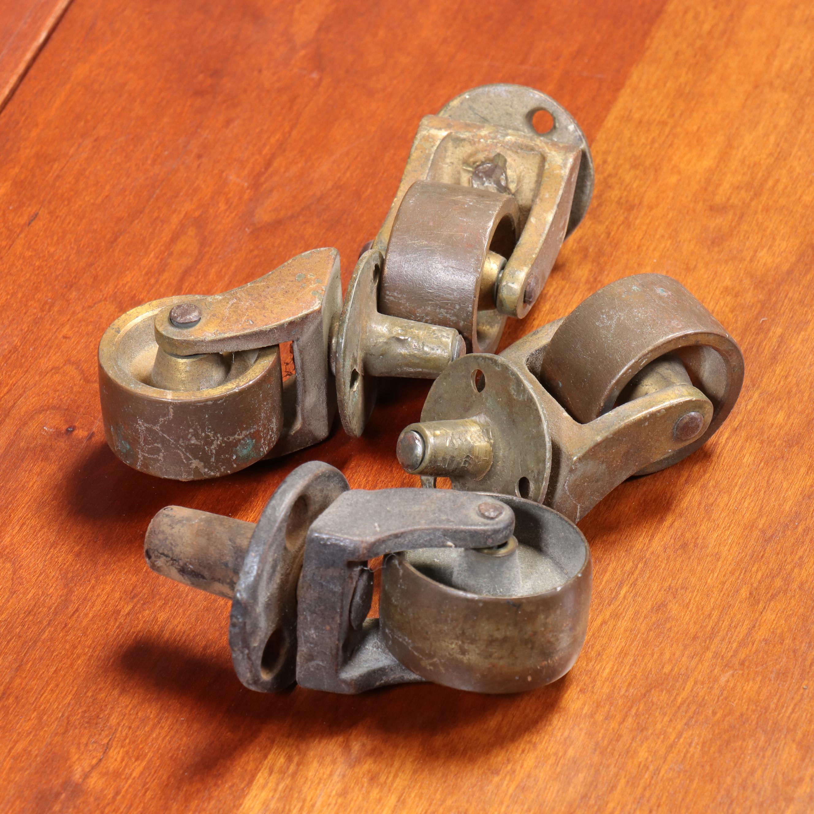 Victorian Mahogany Finish Round Extending Dining Table, Late 19th Century