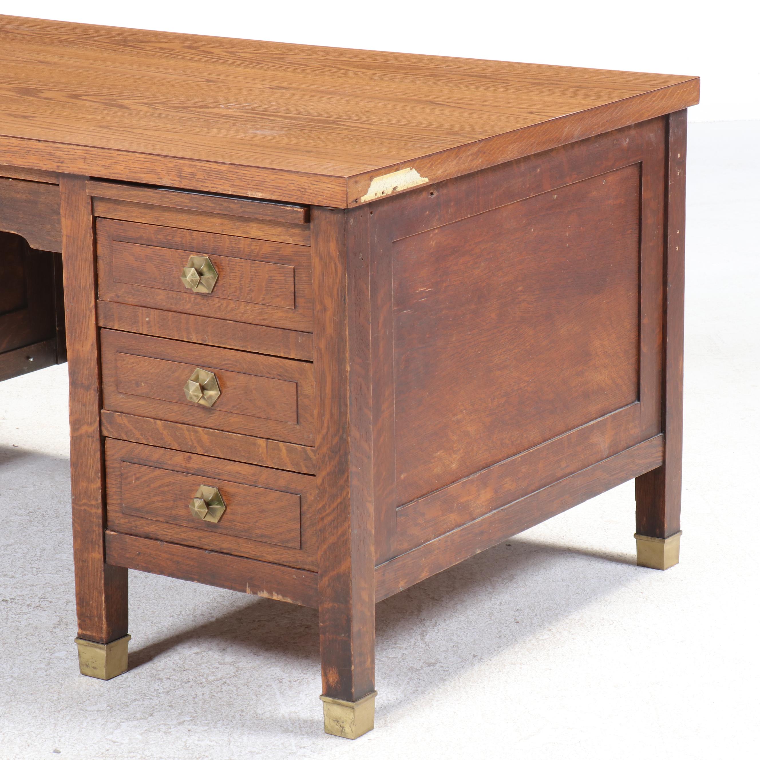 American Arts & Crafts Style Quartersawn Oak Desk, Early 20th Century