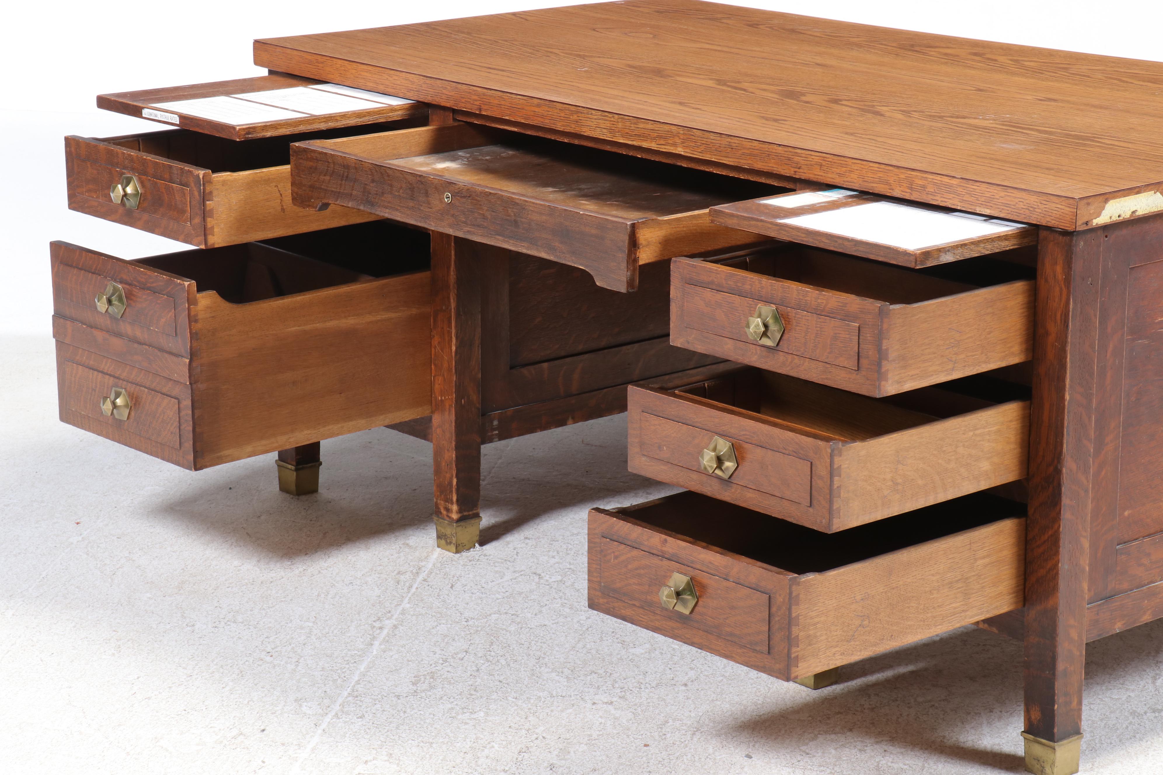 American Arts & Crafts Style Quartersawn Oak Desk, Early 20th Century