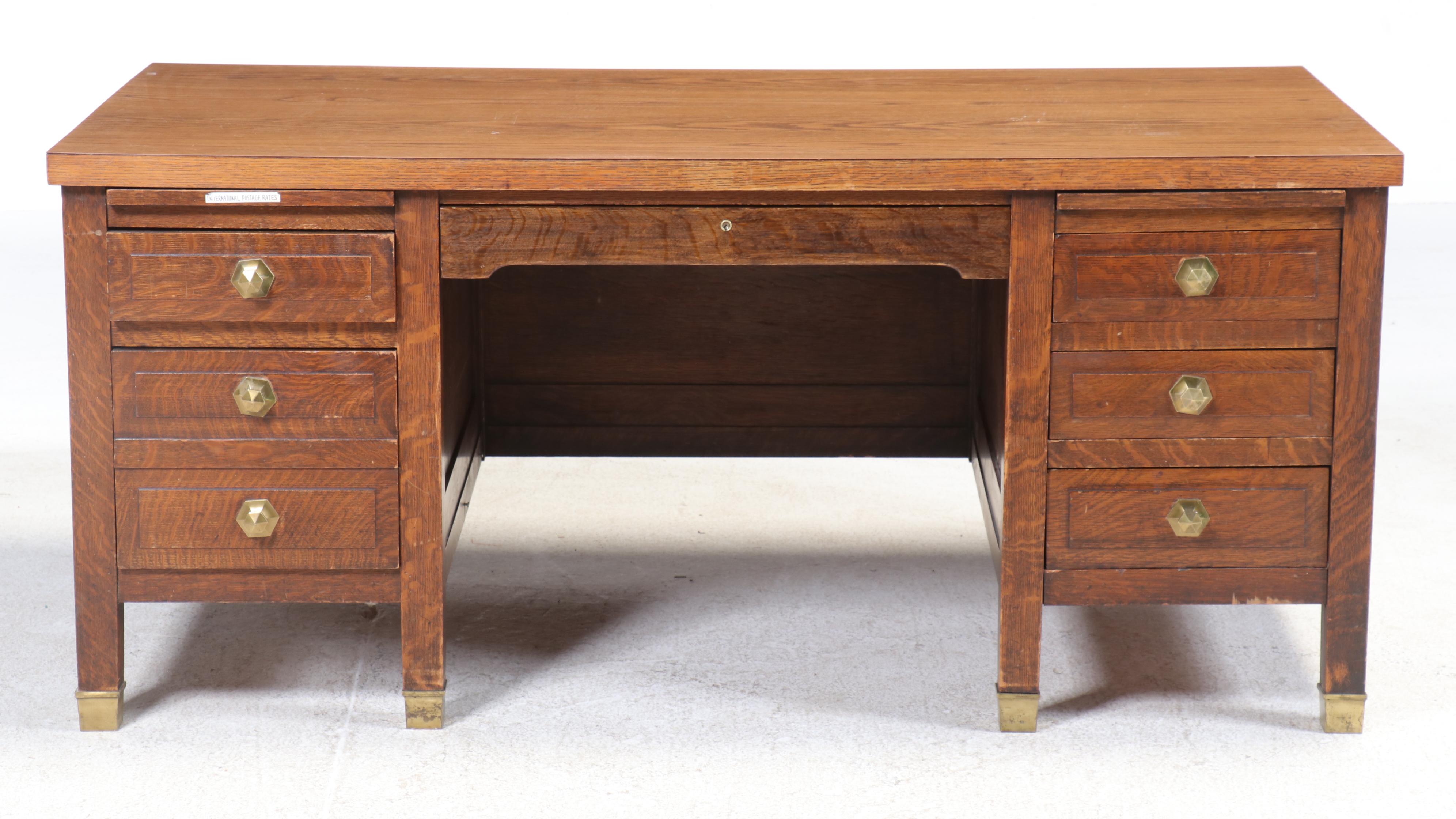 American Arts & Crafts Style Quartersawn Oak Desk, Early 20th Century