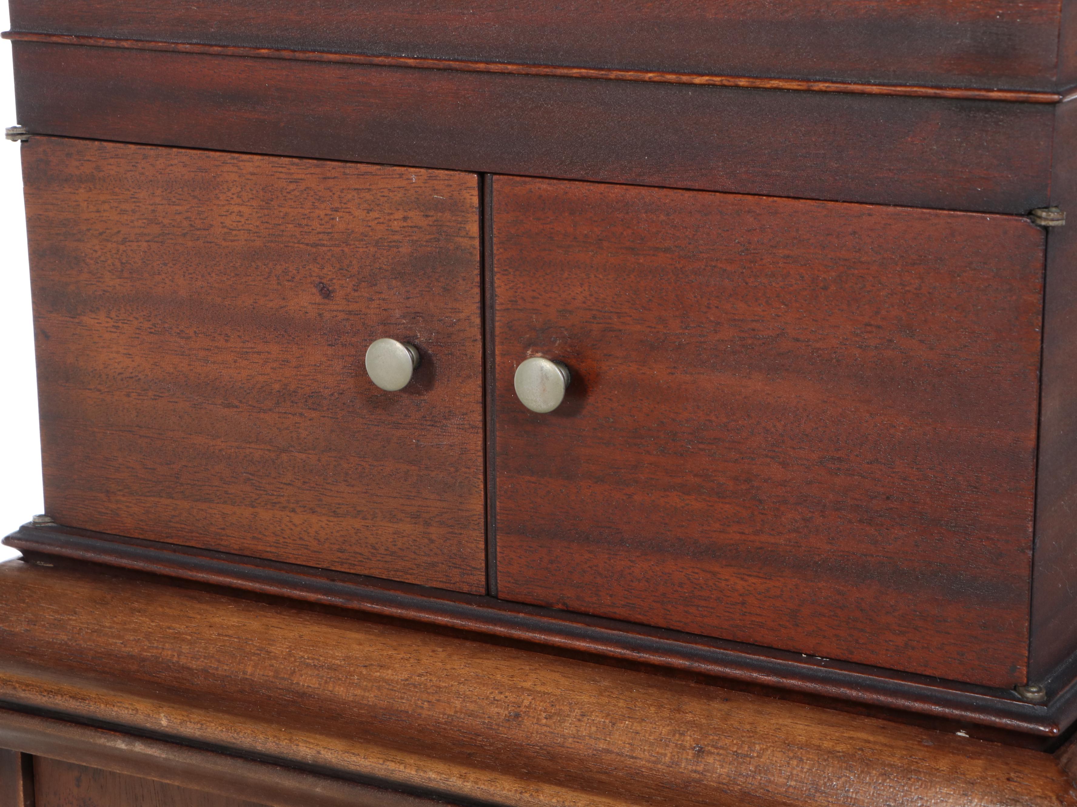 Victrola-Victor VV-IX "The Ninth" Mahogany Standing Phonograph and Cabinet, 1915