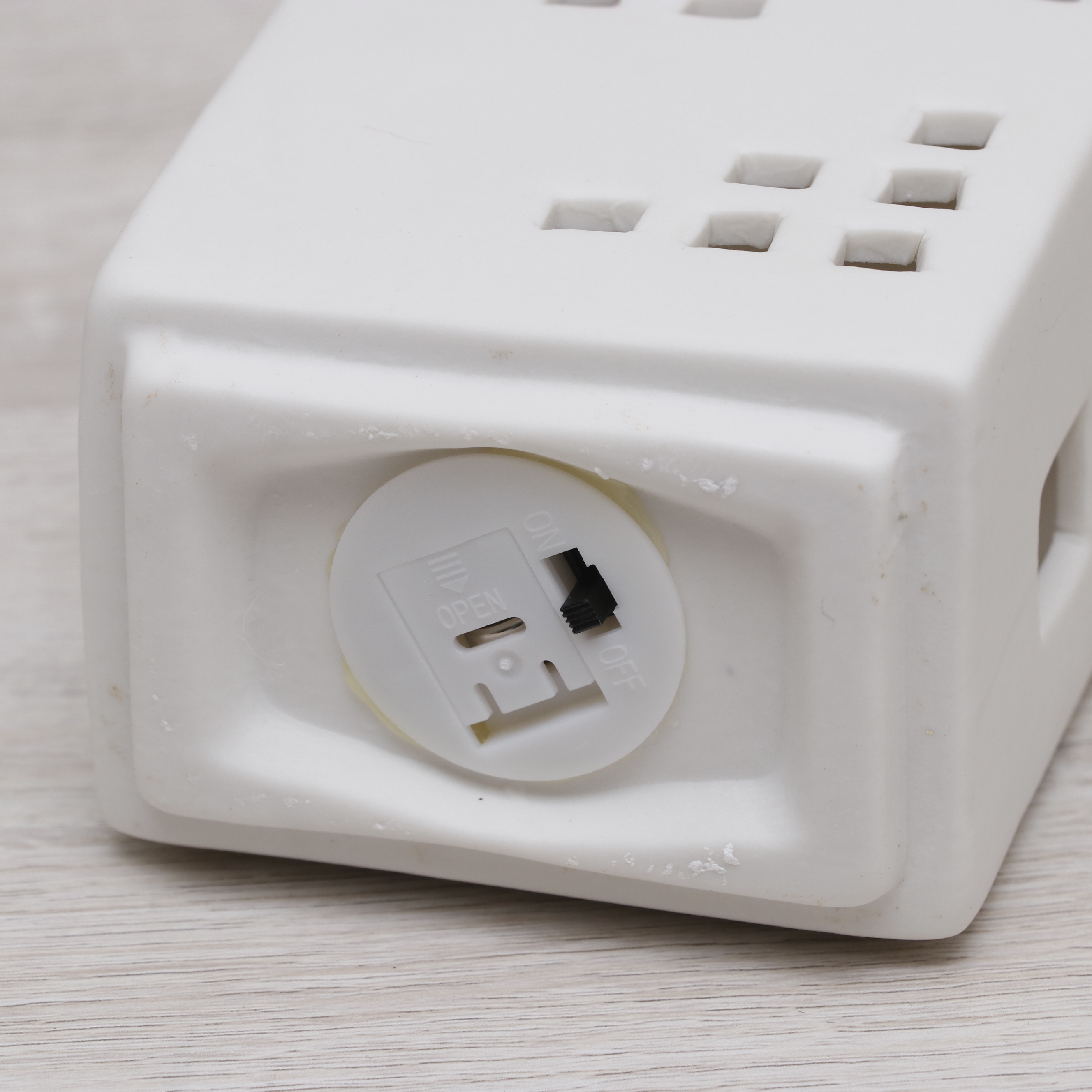 West Elm White Trays, House-Shaped LED Lights and Other Room Décor