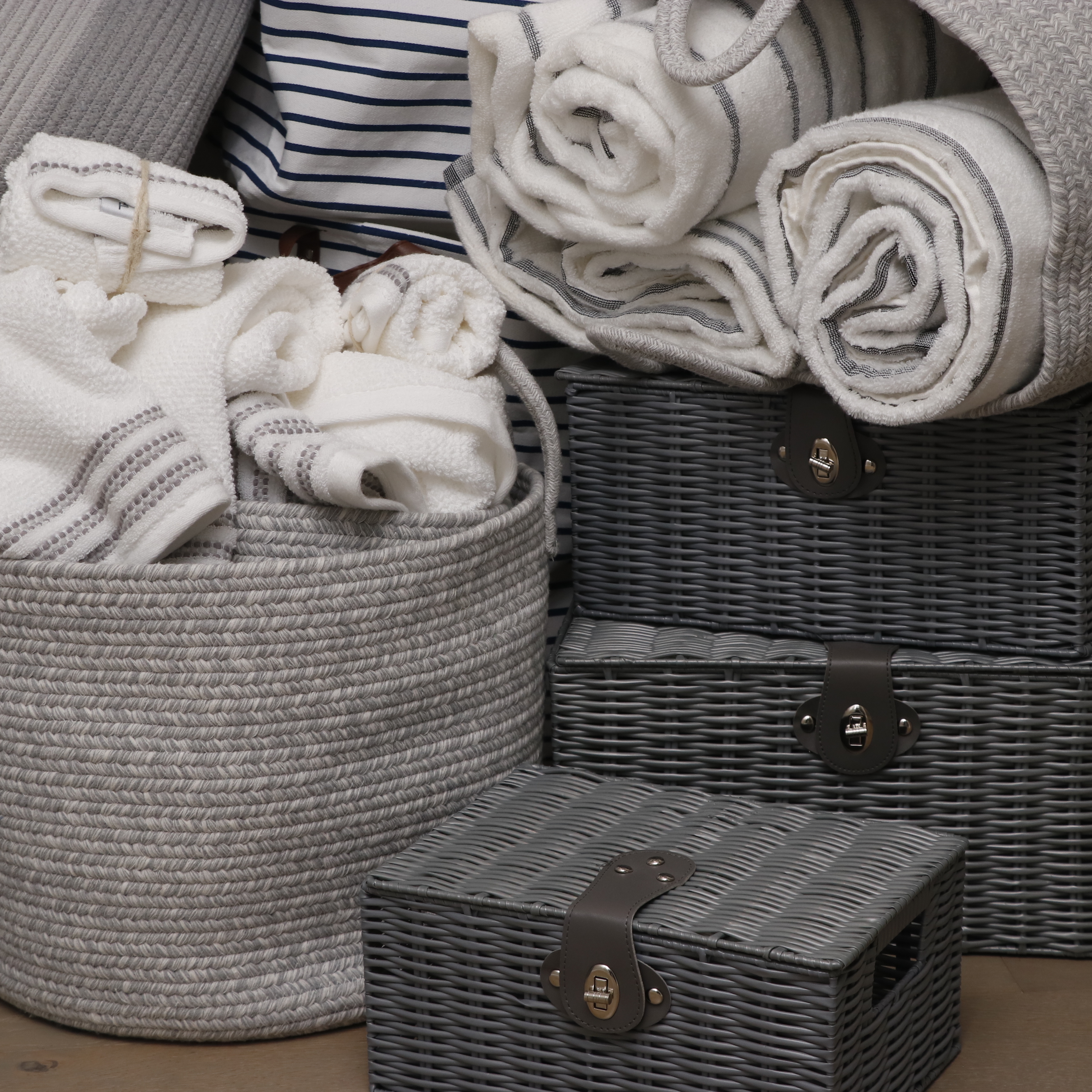Woven Polyester Storage Boxes, Cotton Rope Storage Baskets, Hangers and Towels