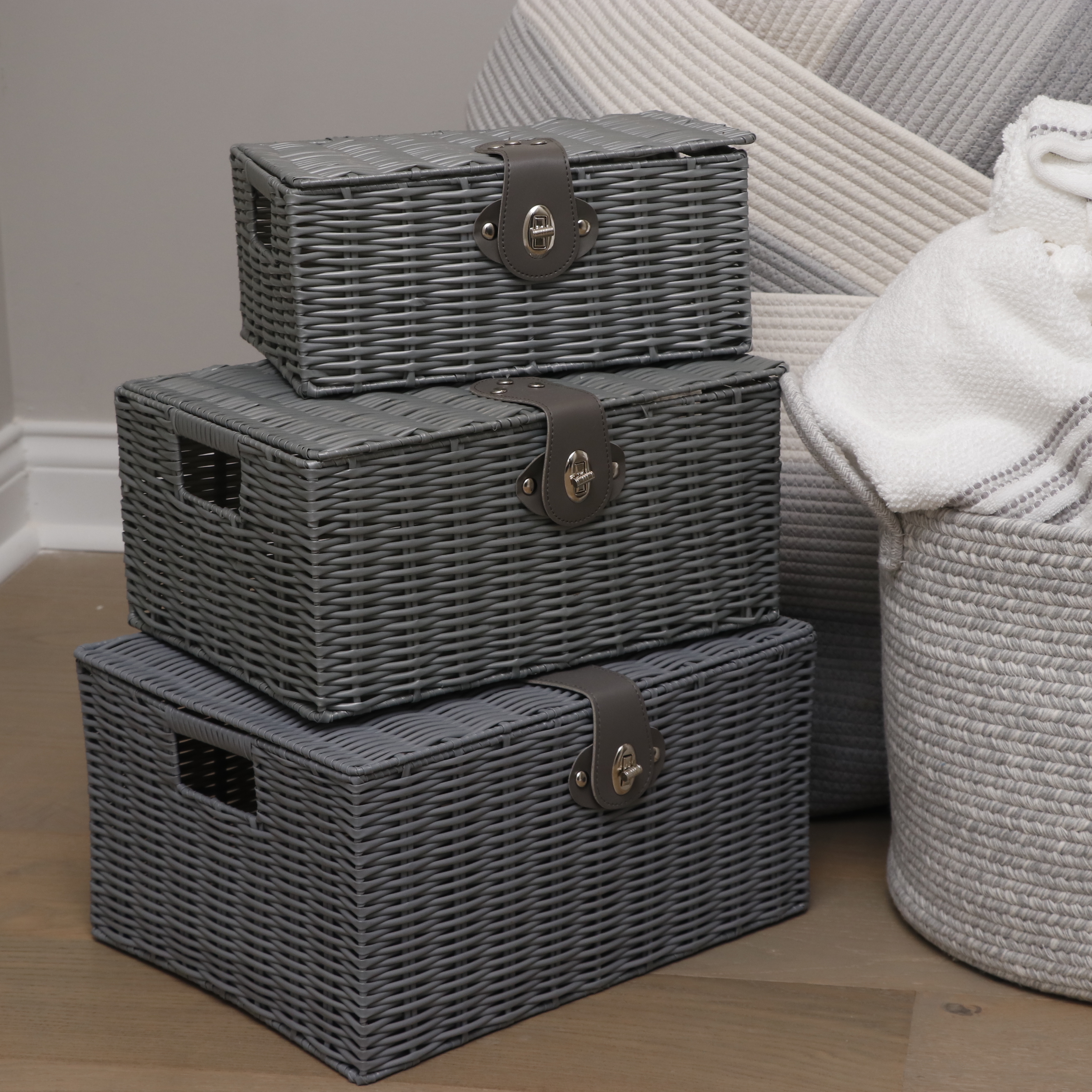 Woven Polyester Storage Boxes, Cotton Rope Storage Baskets, Hangers and Towels