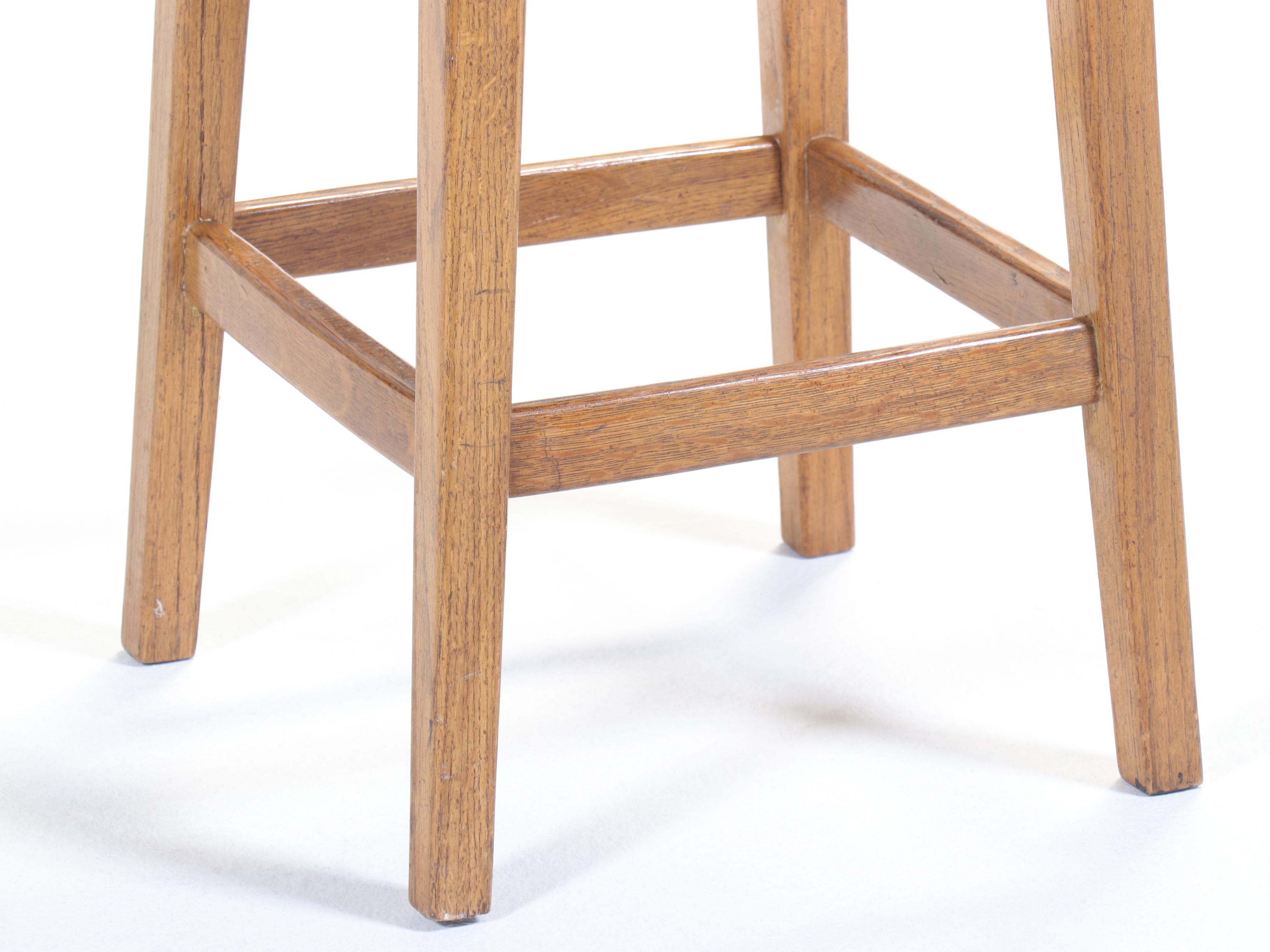Four Stāv Oak Barrel-Back Swivel Bar Stools, Late 20th Century