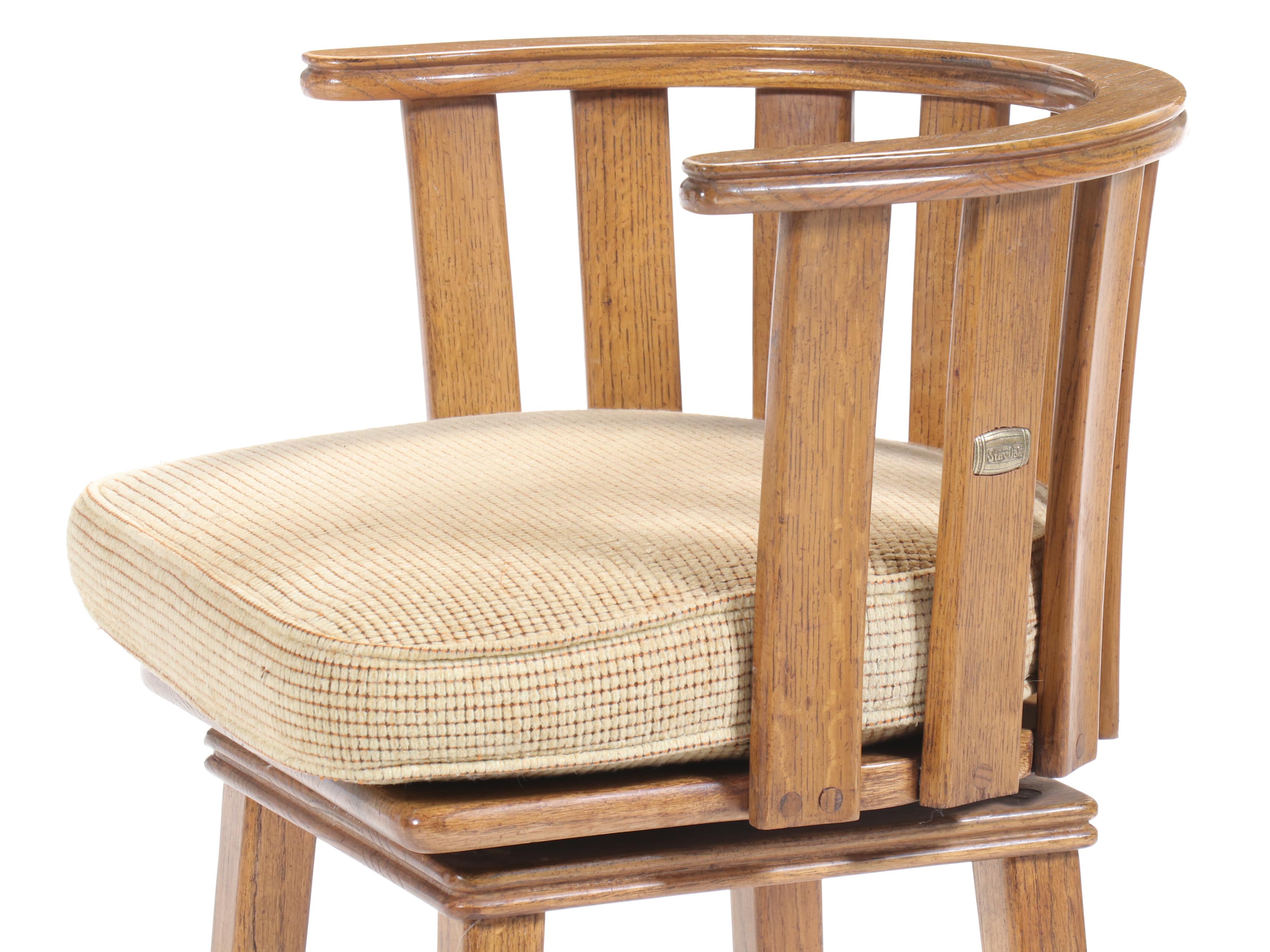 Four Stāv Oak Barrel-Back Swivel Bar Stools, Late 20th Century