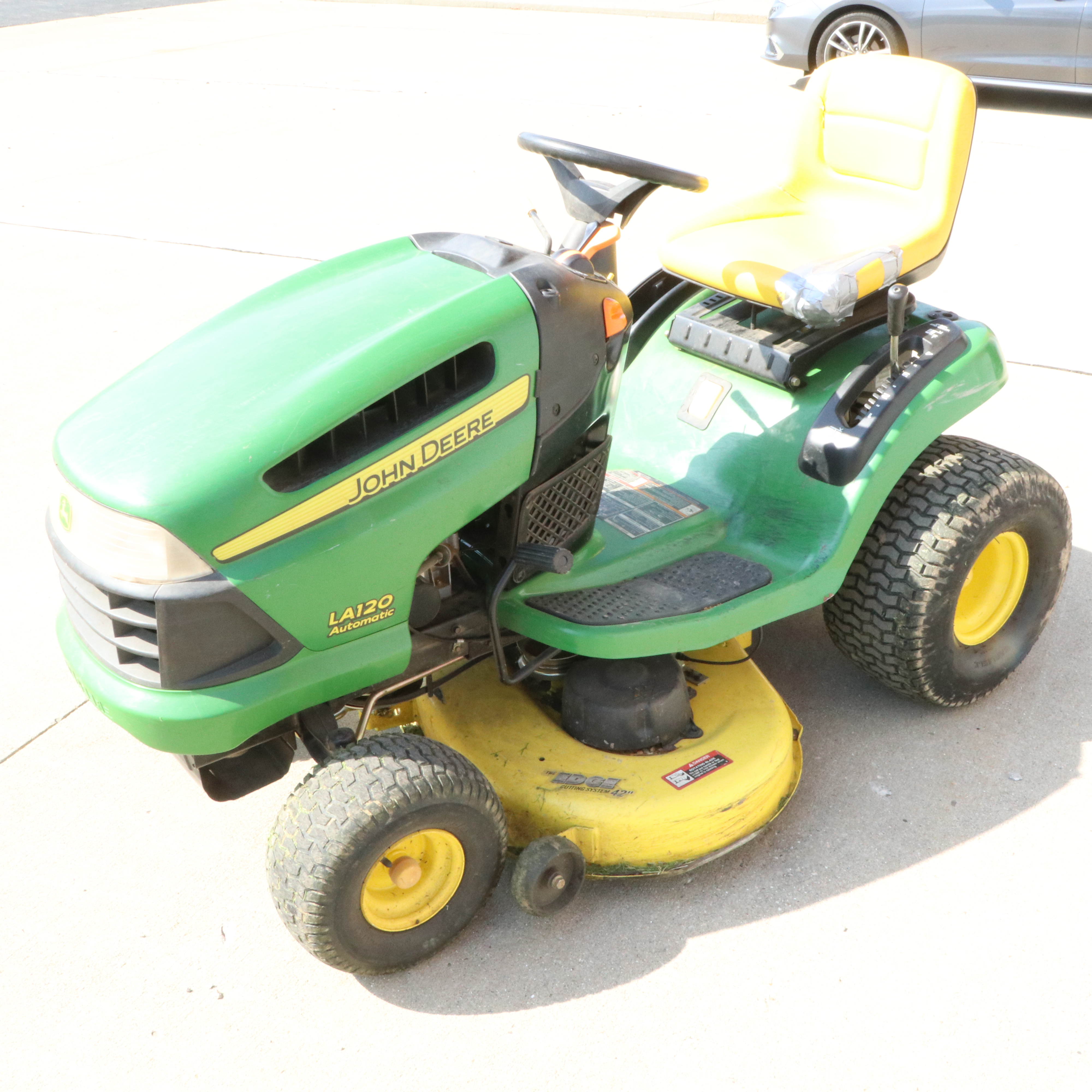 John Deere LA120 Lawn Tractor